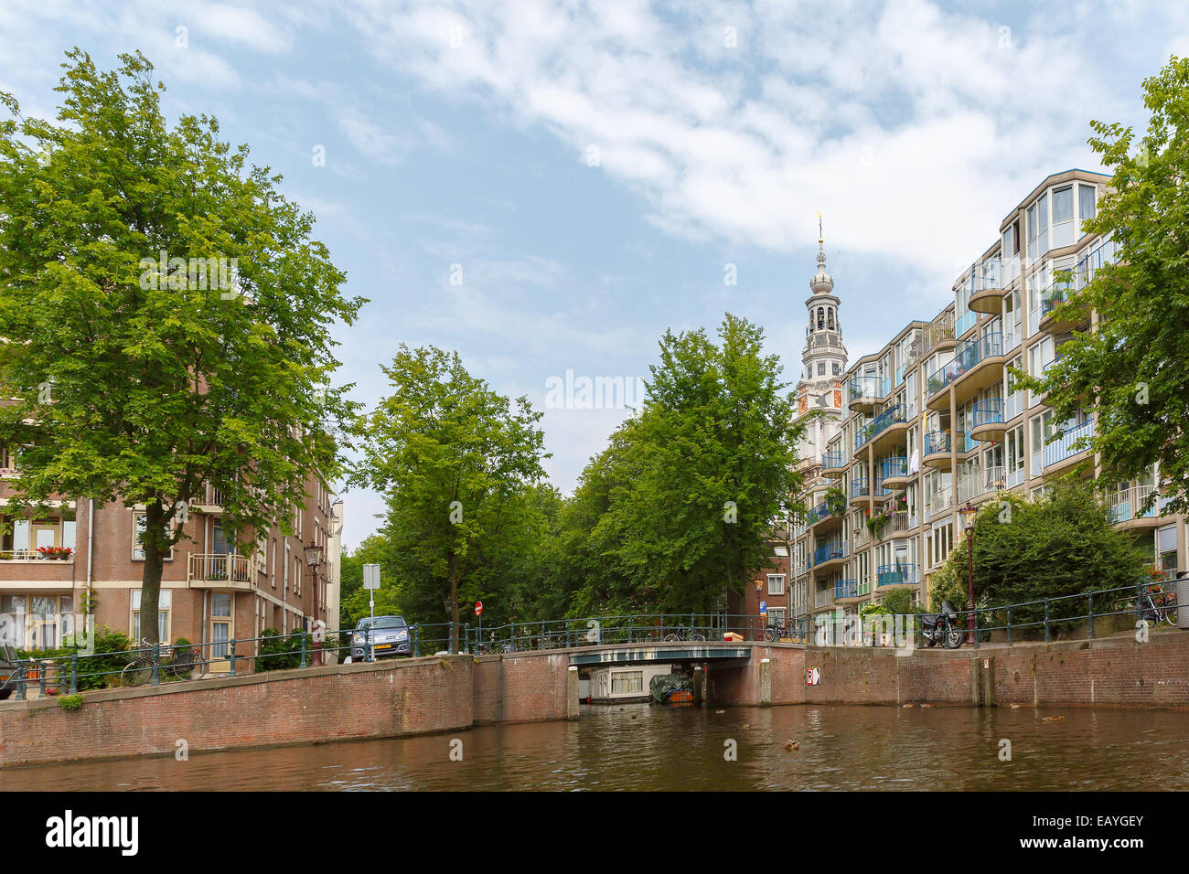 Vista sulla città di Amsterdam canal, chiesa e case tipiche, bridge e biciclette, Holland, Paesi Bassi. Foto Stock