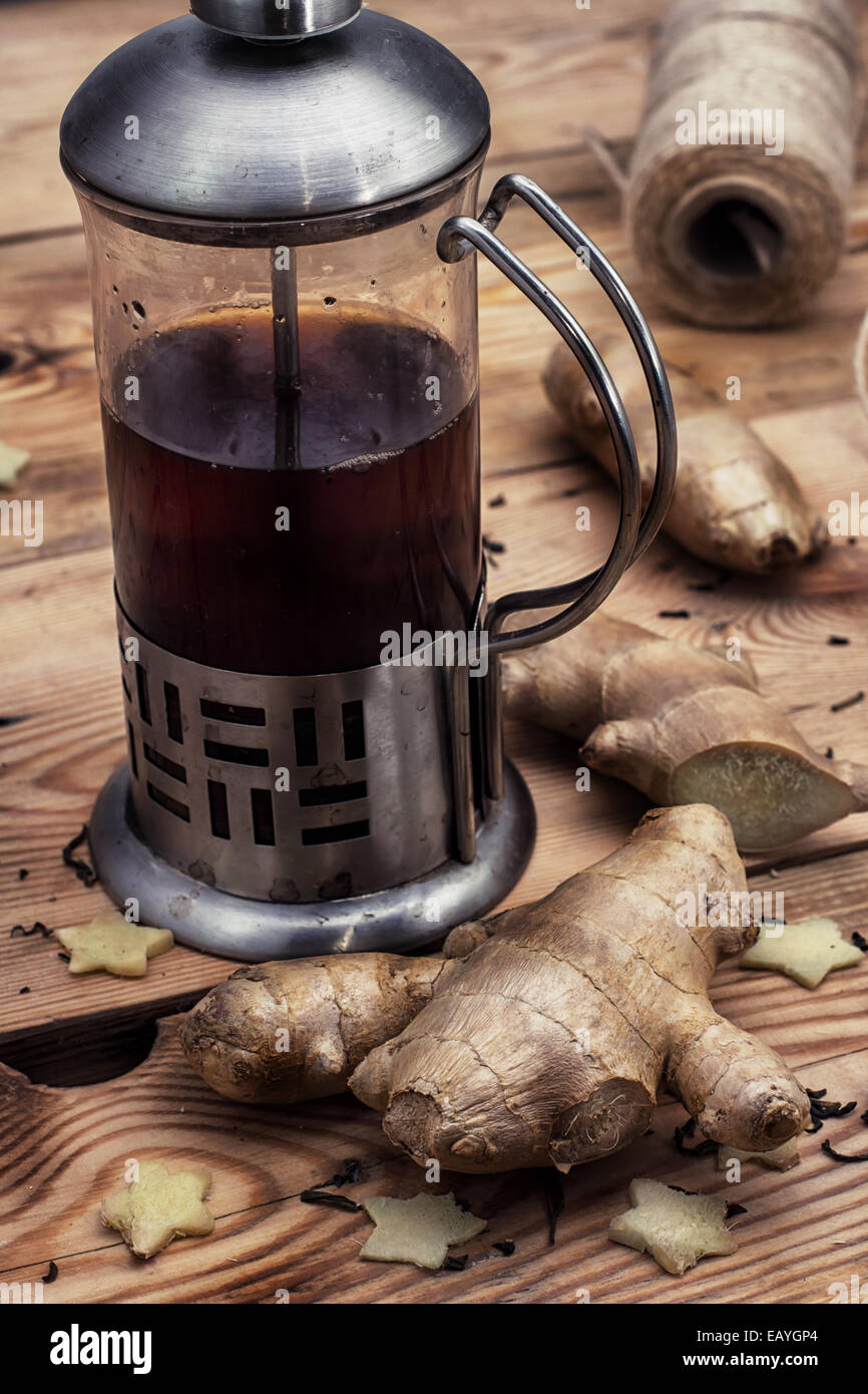 Preparato di fresco tè con radice di zenzero Foto Stock