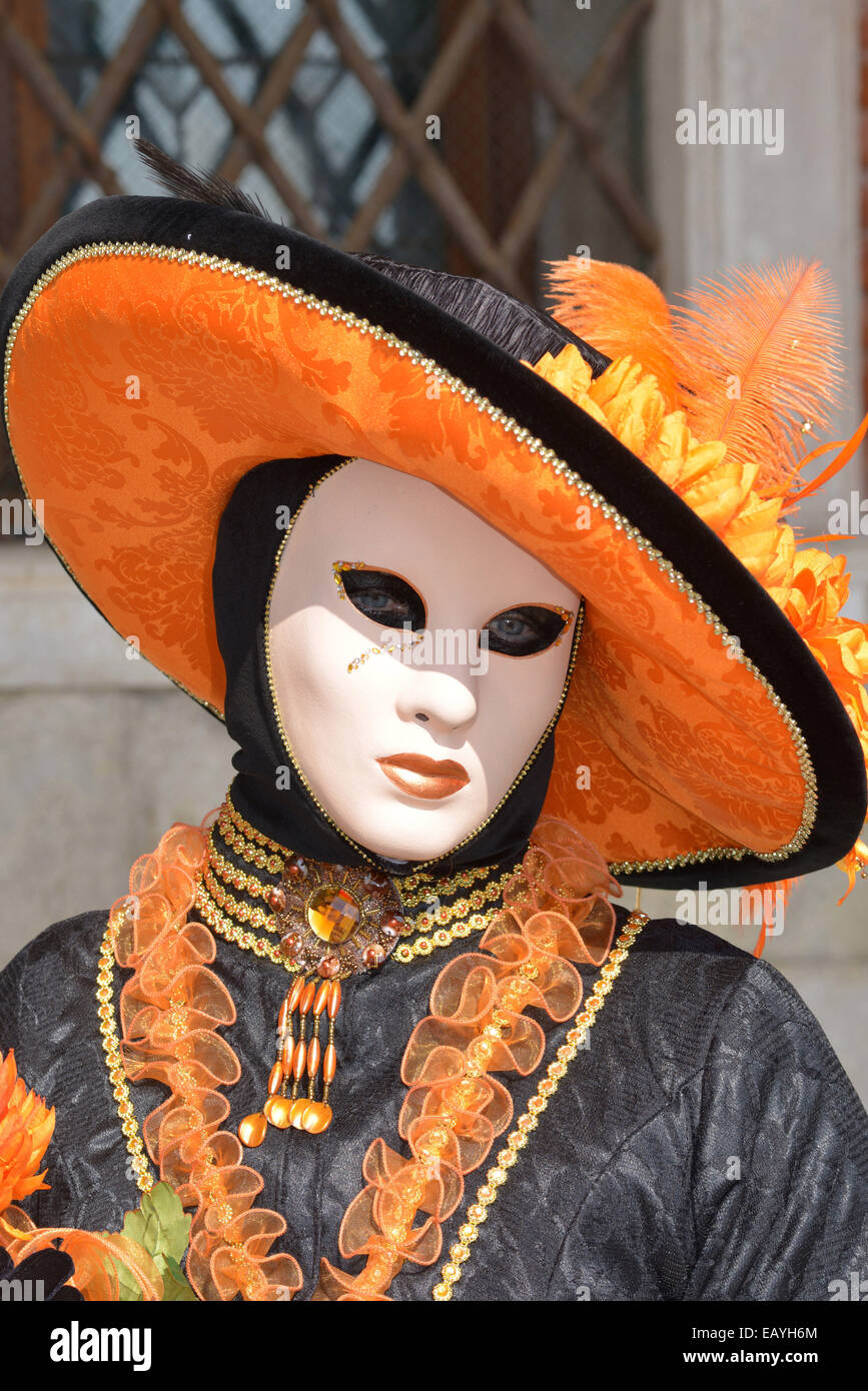Donna con masquerade e costume, il Carnevale di Venezia Foto Stock