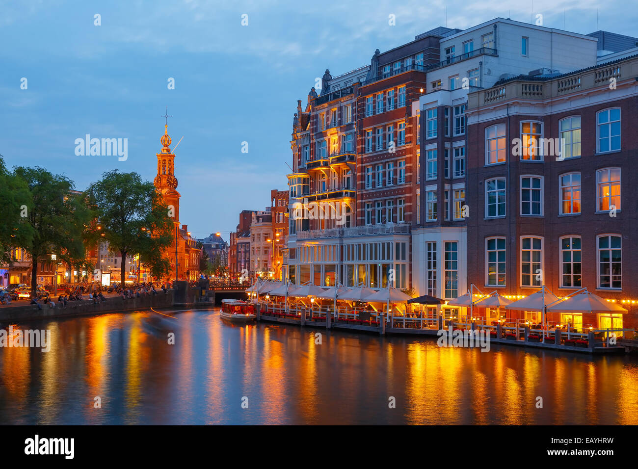 Notte Vista sulla città di Amsterdam canal, bridge e Munttoren tower, Holland, Paesi Bassi. Foto Stock