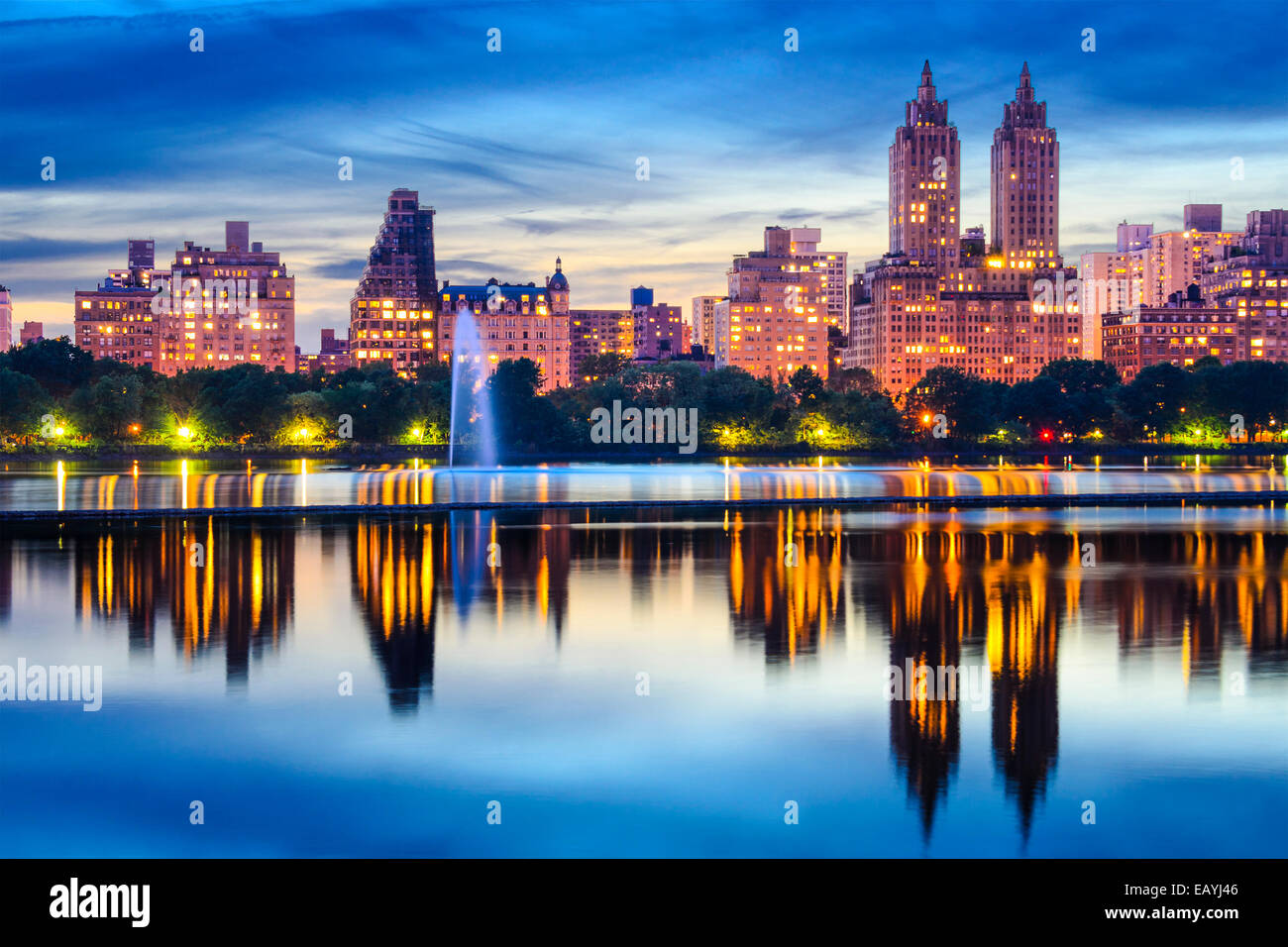 La città di New York, Stati Uniti d'America paesaggio urbano di Central Park Lake. Foto Stock