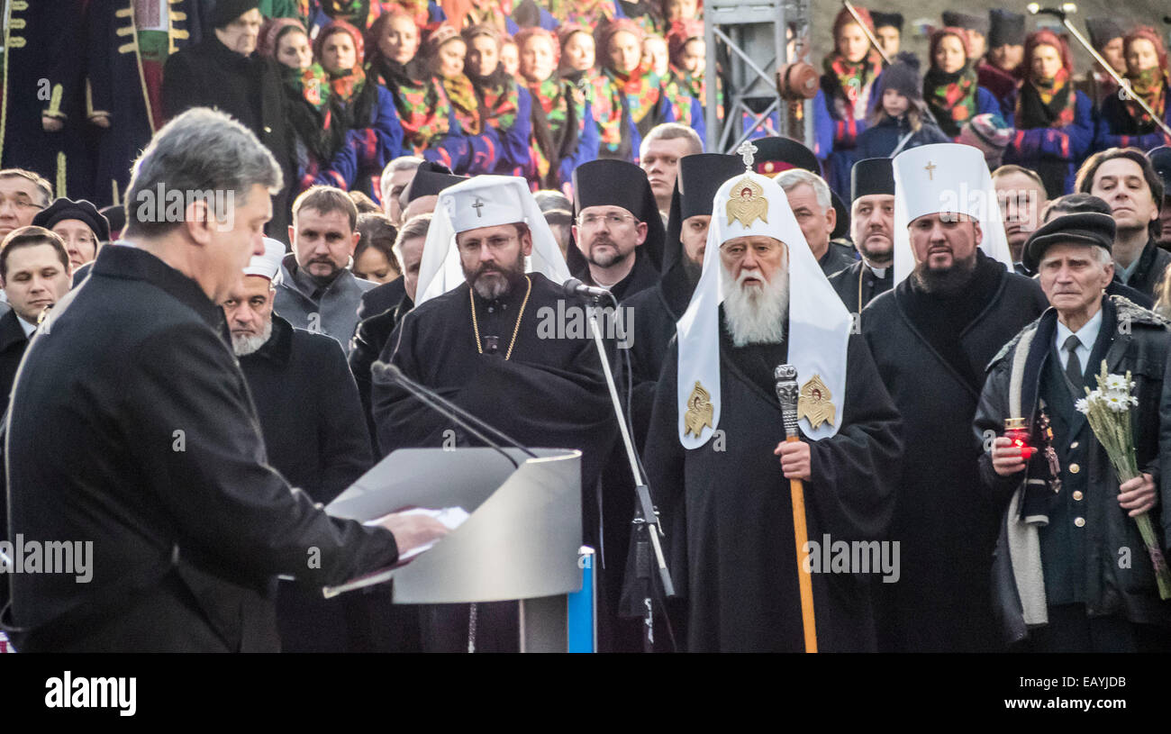 Presidente dell'Ucraina etro Poroshenko -- Presidente dell'Ucraina con sua moglie, Kiev cittadini e representetives di tutte le religioni confessioni venite al memoriale delle vittime del Holodomor e candele accese per onorare la memoria di tutte le vittime. Oggi, 22 novembre 2014 Petro Poroshenko Holodomor confrontato con la guerra non dichiarata in Ucraina nel 2014. Credito: Igor Golovnov/Alamy Live News Foto Stock