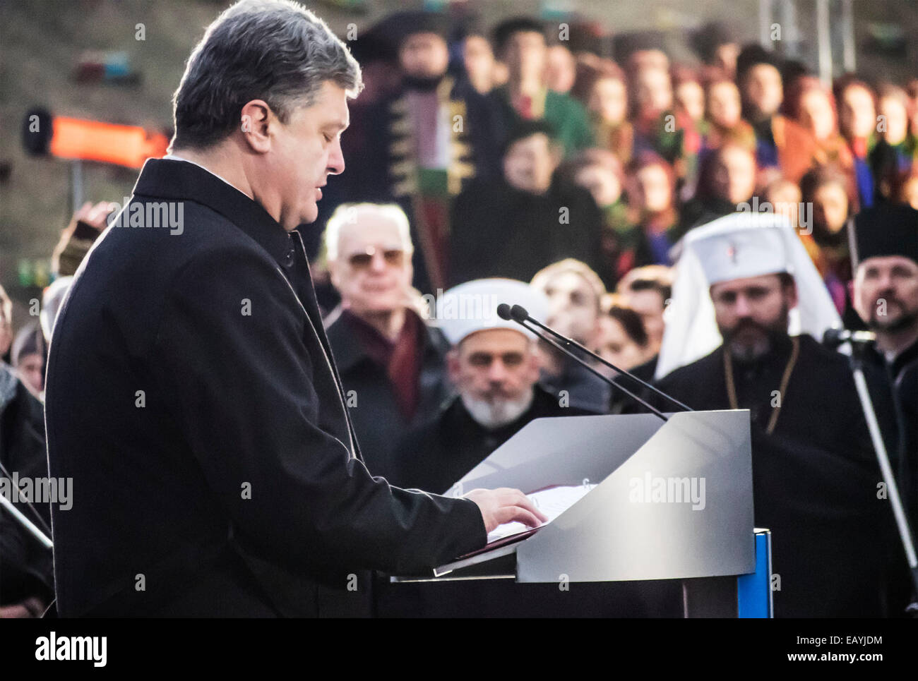 Presidente dell'Ucraina etro Poroshenko -- Presidente dell'Ucraina con sua moglie, Kiev cittadini e representetives di tutte le religioni confessioni venite al memoriale delle vittime del Holodomor e candele accese per onorare la memoria di tutte le vittime. Oggi, 22 novembre 2014 Petro Poroshenko Holodomor confrontato con la guerra non dichiarata in Ucraina nel 2014. Credito: Igor Golovnov/Alamy Live News Foto Stock