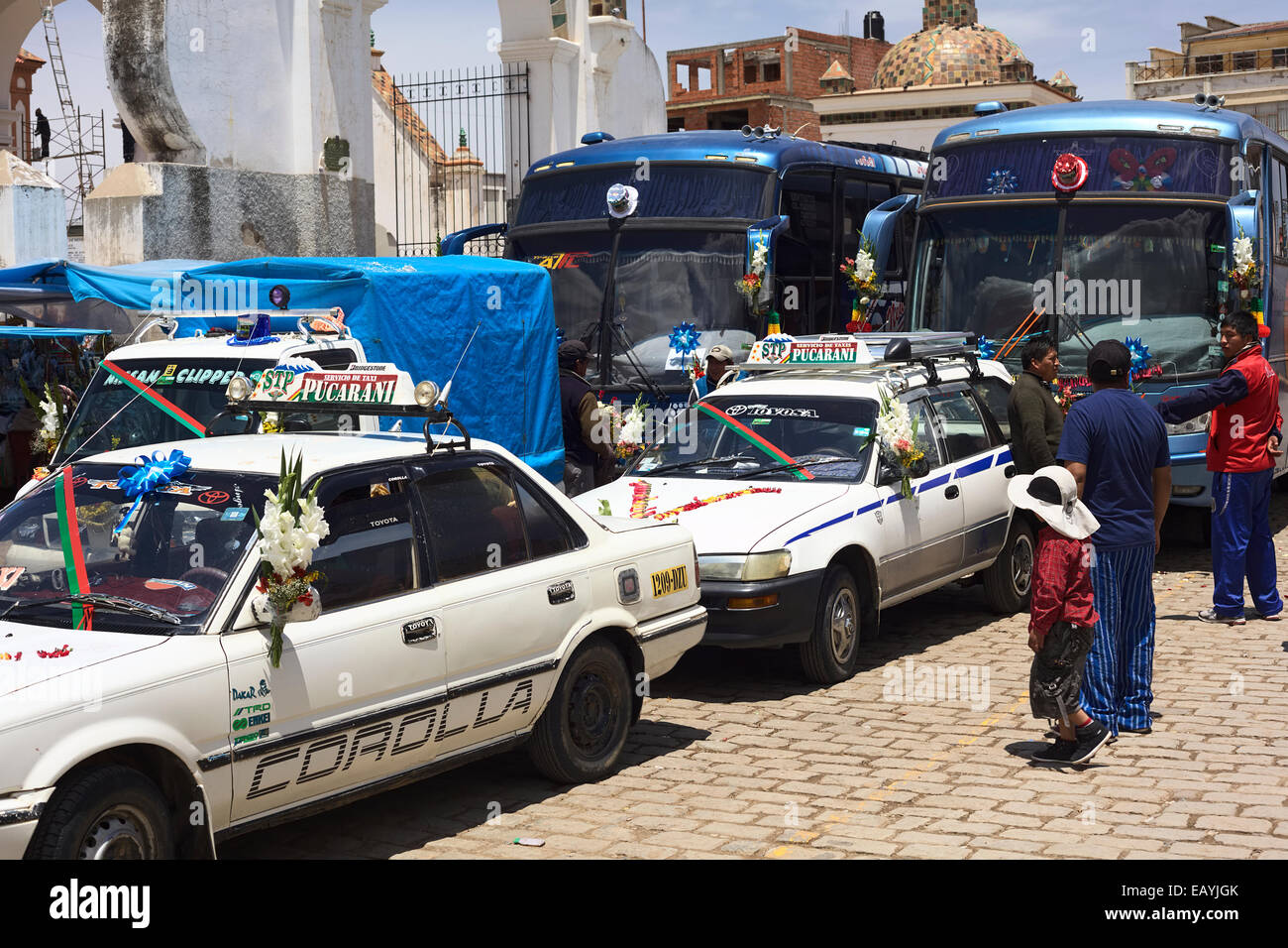Decorate in taxi, autobus e un minivan in piedi in linea per la benedizione di fronte alla basilica in Copacabana, Bolivia Foto Stock