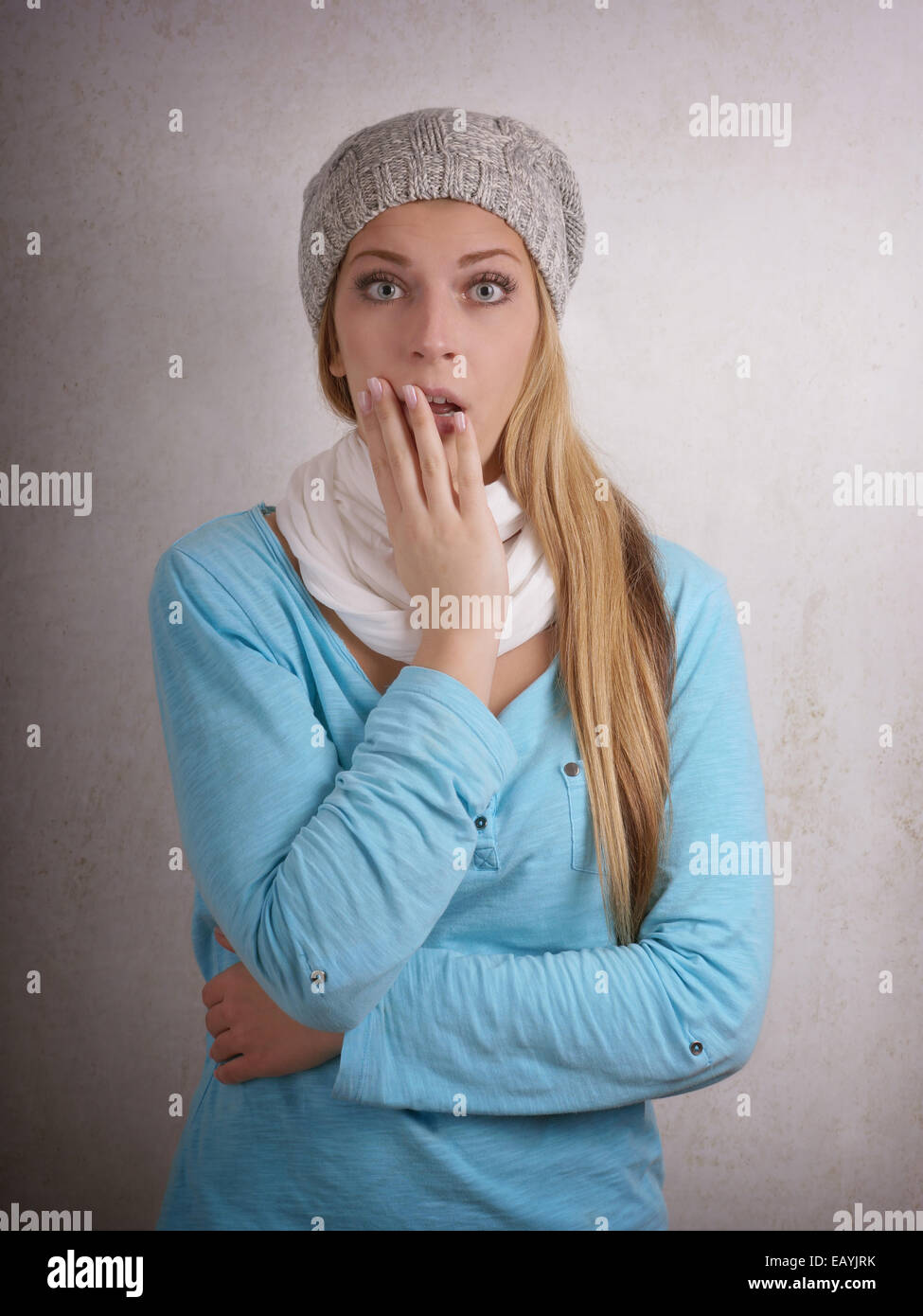 Scioccato giovane donna indossa cappello di lana Foto Stock
