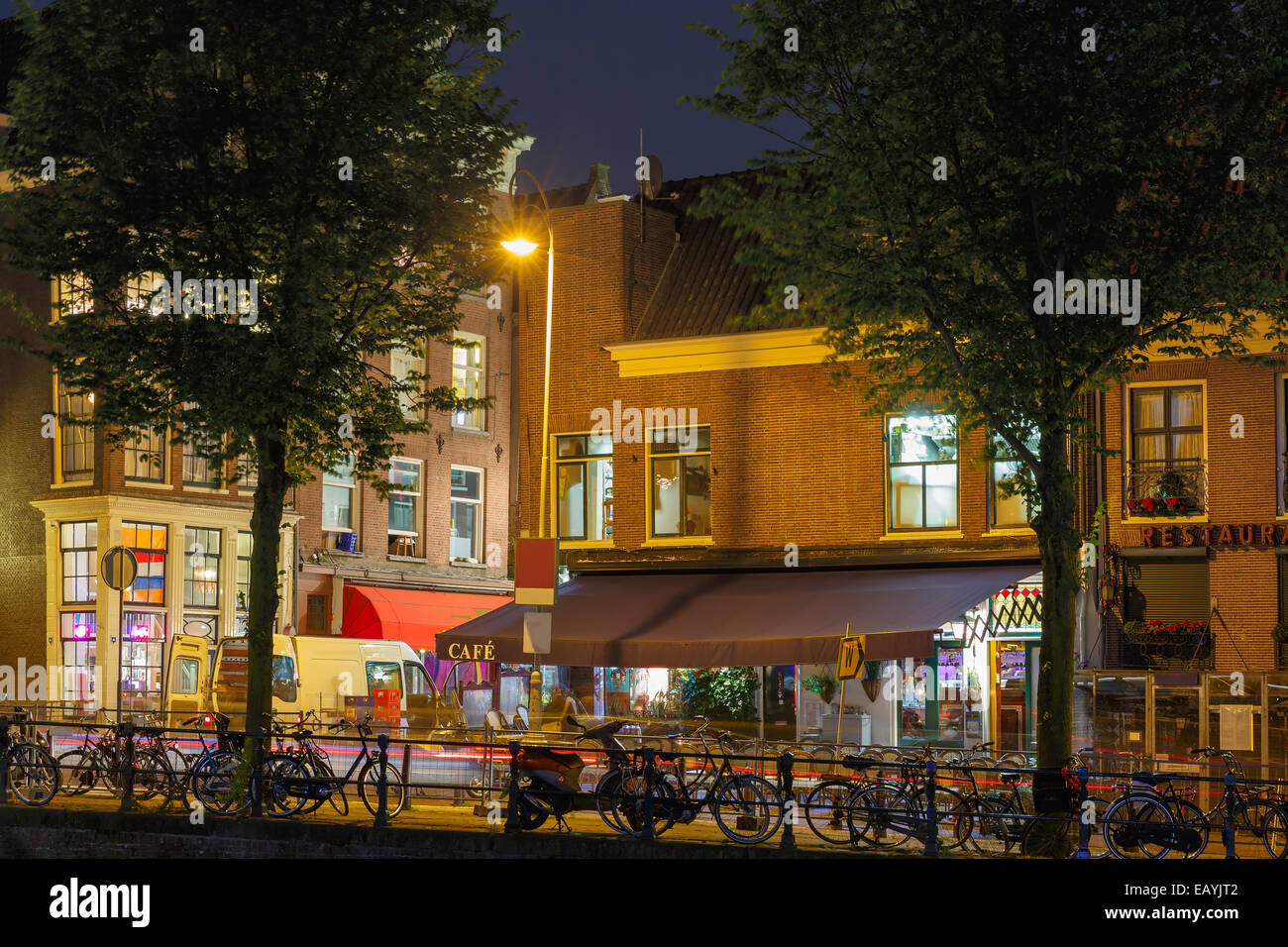 Notte Vista sulla città di Amsterdam street e case tipiche, Holland, Paesi Bassi. Foto Stock