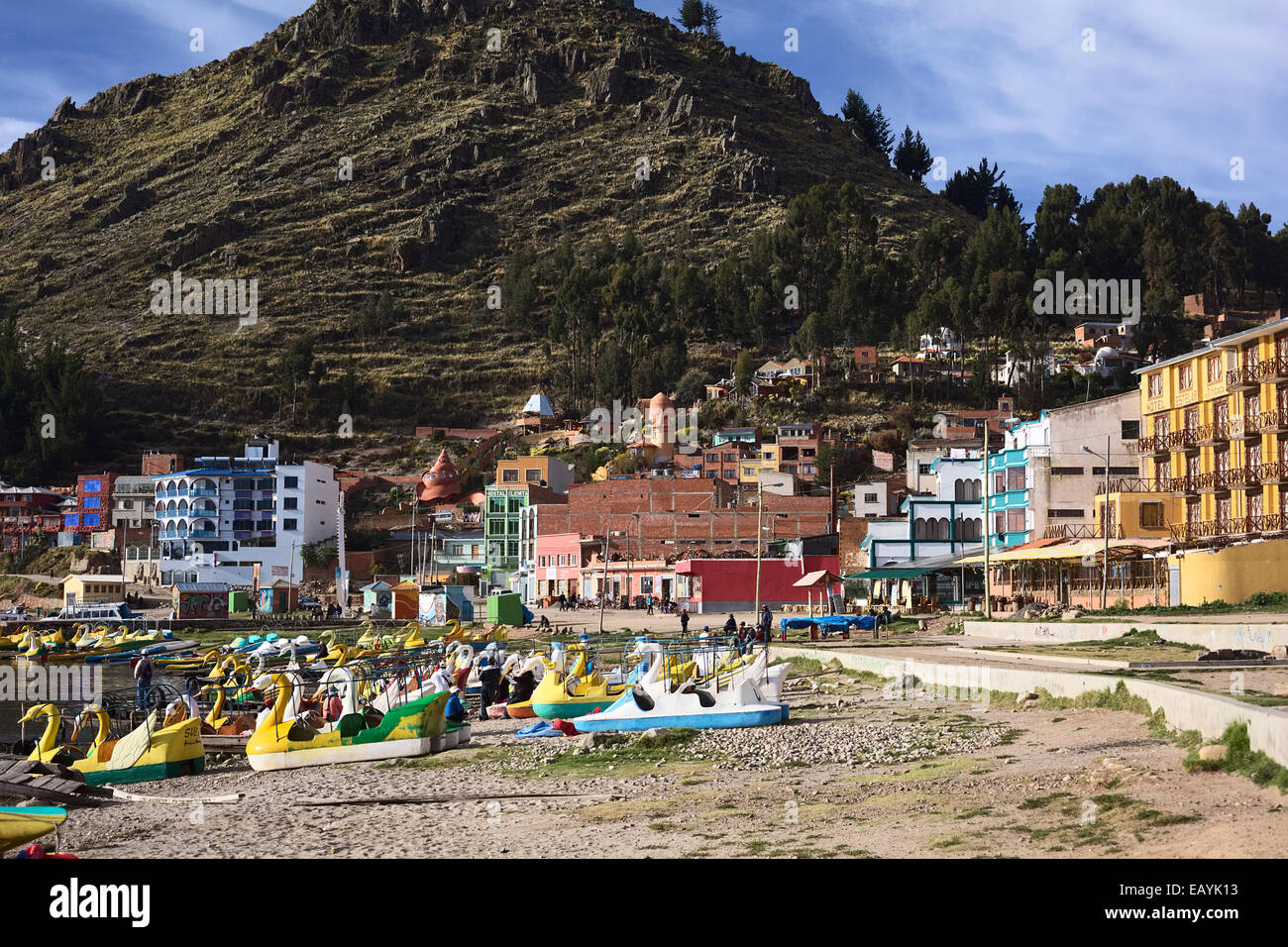 La riva del lago Titicaca e Monte Calvario nella piccola cittadina turistica di Copacabana, Bolivia Foto Stock