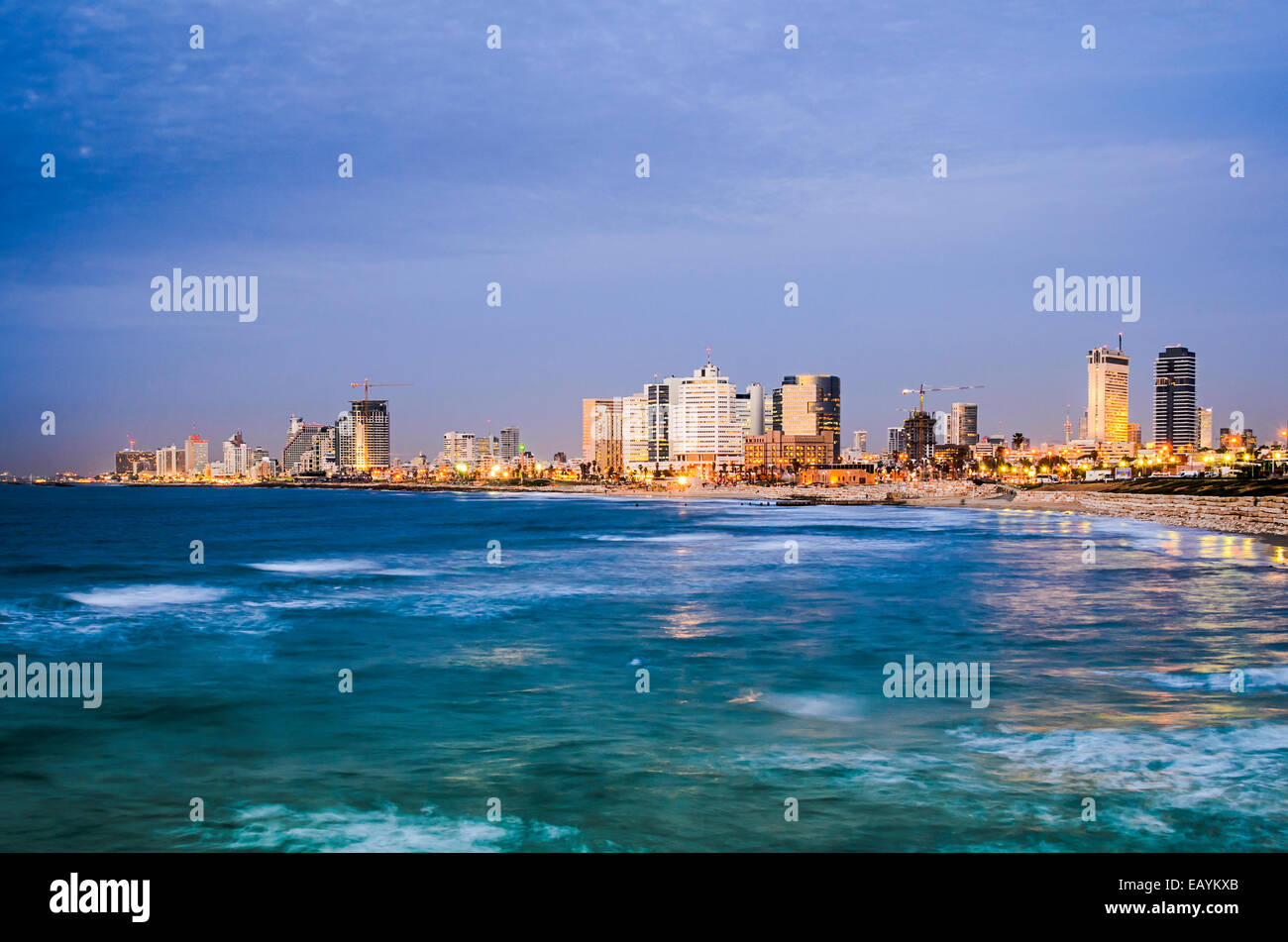 Tel Aviv, Israele Skyline sul Mediterraneo. Foto Stock
