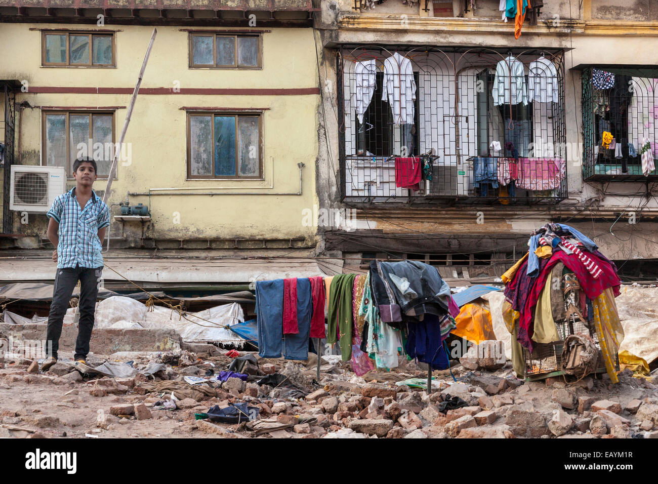 Giovani indiani giocando su un sito di costruzione, Mumbai, India Foto Stock