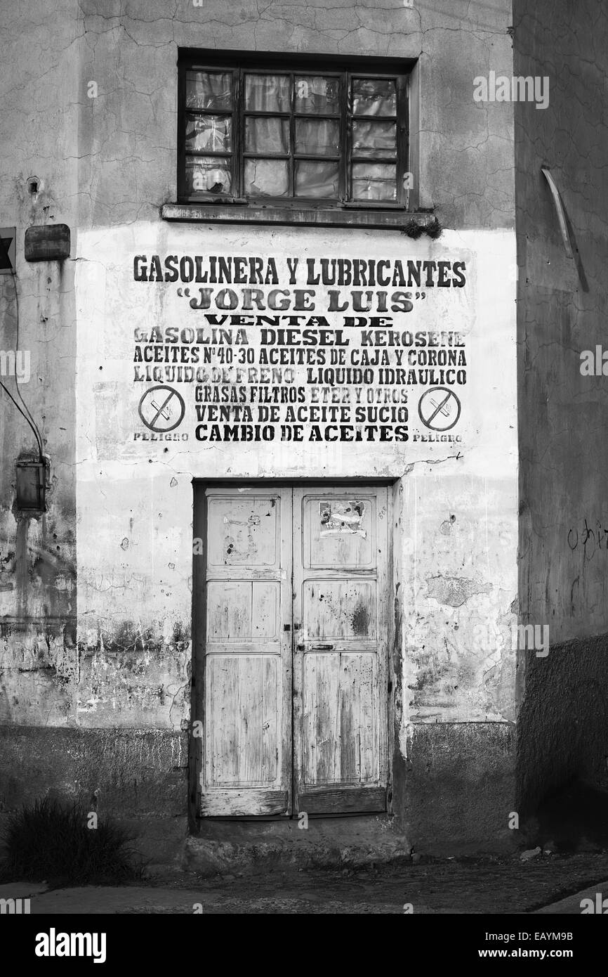 Chiusa la porta di ingresso di un vecchio negozio di Copacabana, Bolivia Foto Stock