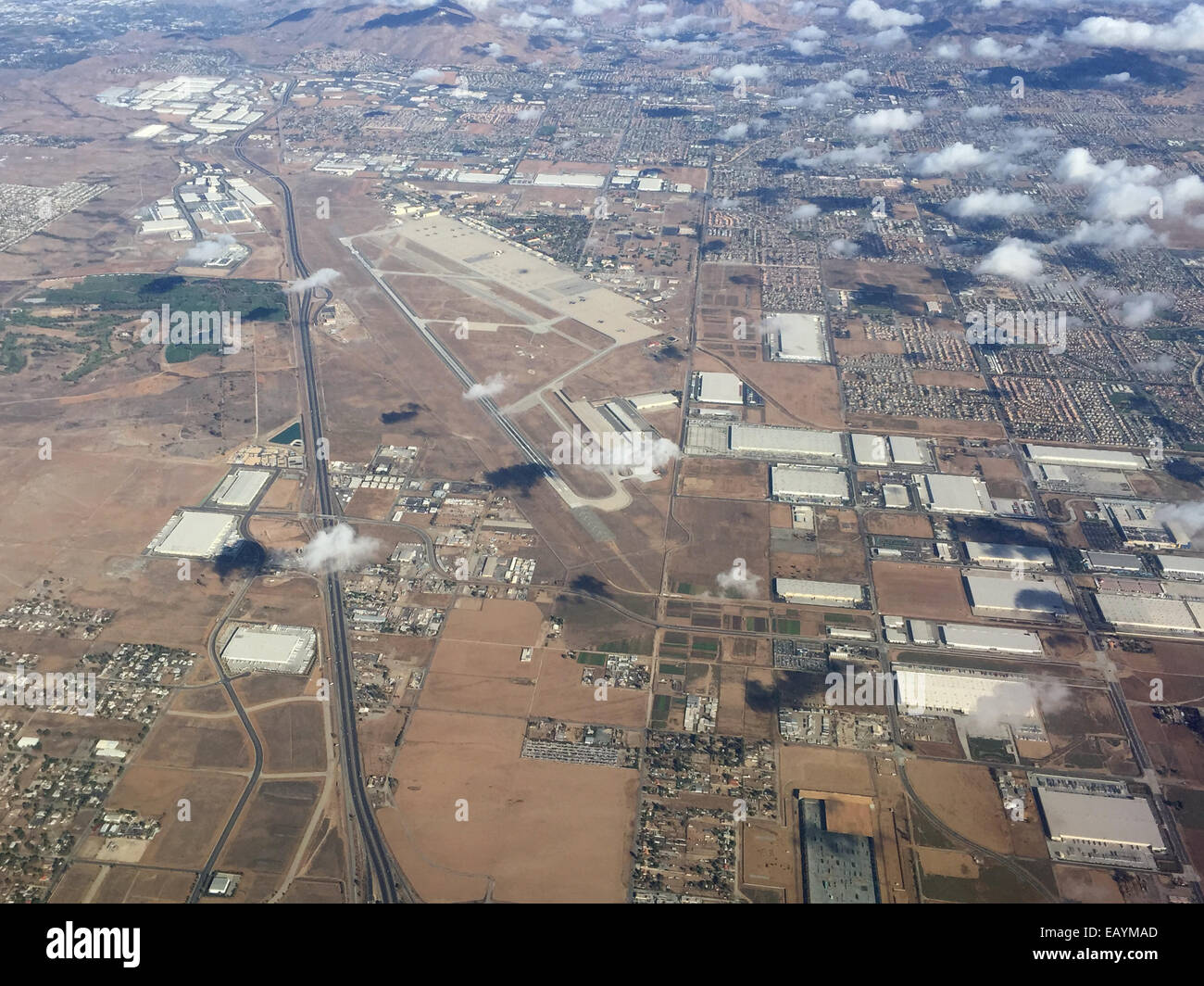 Un'immagine ripresa da un aereo mostra una distesa industriale foderato con tratti residenziale di case. Foto Stock