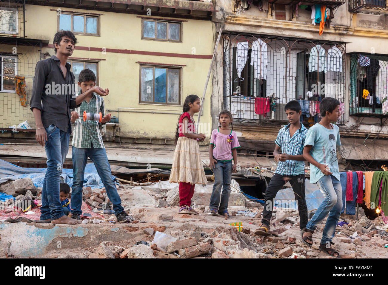 Giovani indiani giocando su un sito di costruzione, Mumbai, India Foto Stock