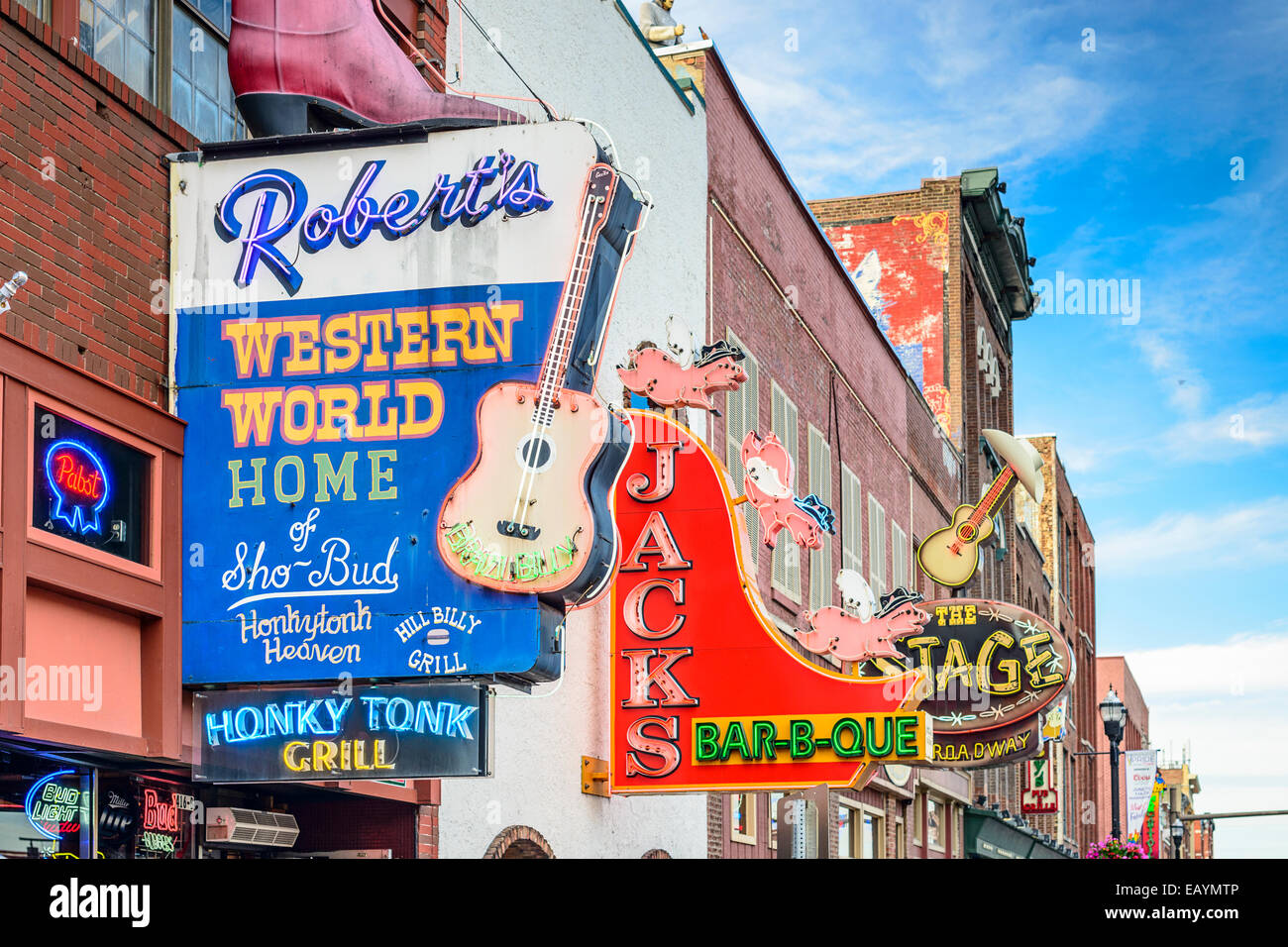 Gli honky-tonks sul Lower Broadway. Il quartiere è famoso per le numerose country music entertainment stabilimenti. Foto Stock