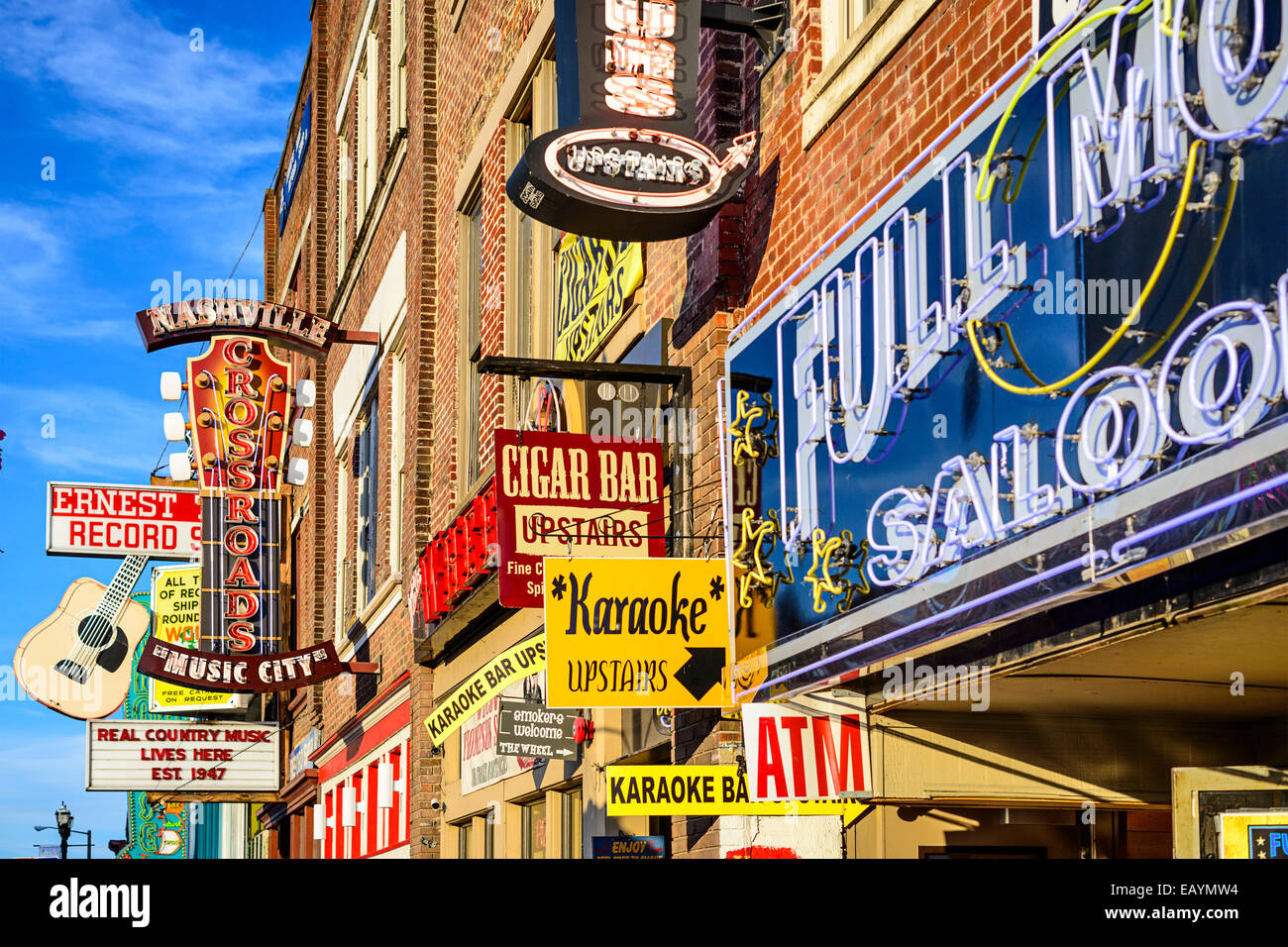 Gli honky-tonks sul Lower Broadway. Il quartiere è famoso per le numerose country music entertainment stabilimenti. Foto Stock