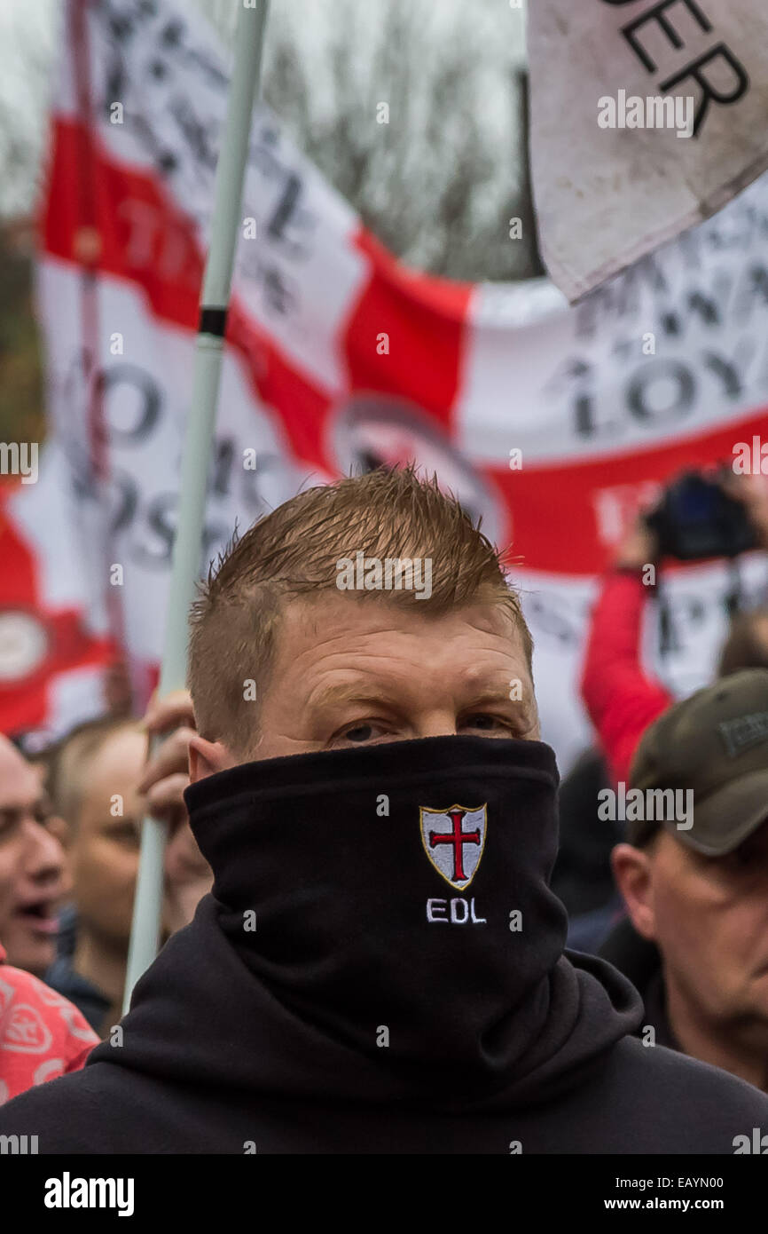 Londra, Regno Unito. 22 Novembre, 2014. Difesa inglese League marcia di protesta a Luton Credito: Guy Corbishley/Alamy Live News Foto Stock