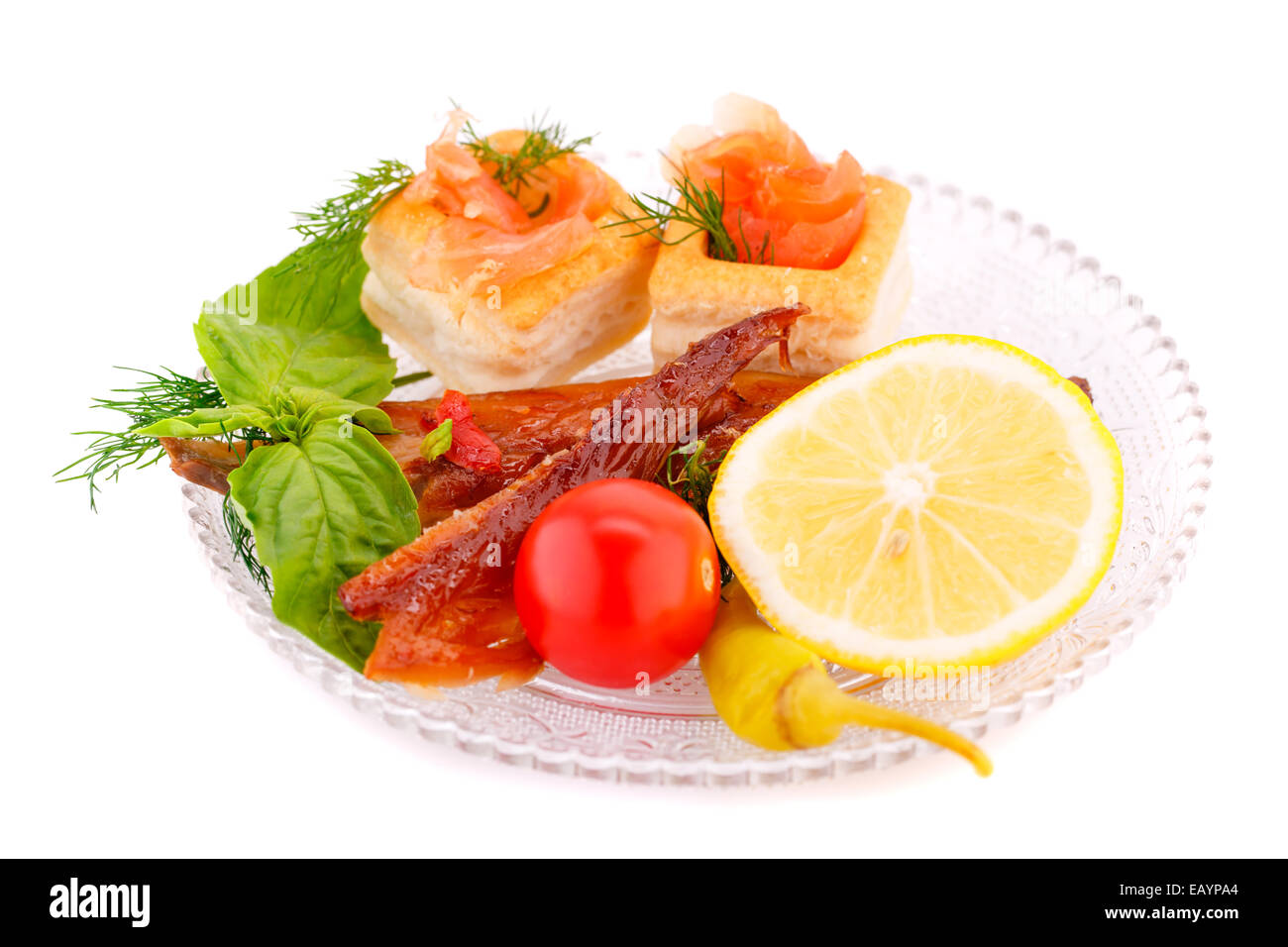 Pesce affumicato con verdure fresche sulla piastra. Foto Stock