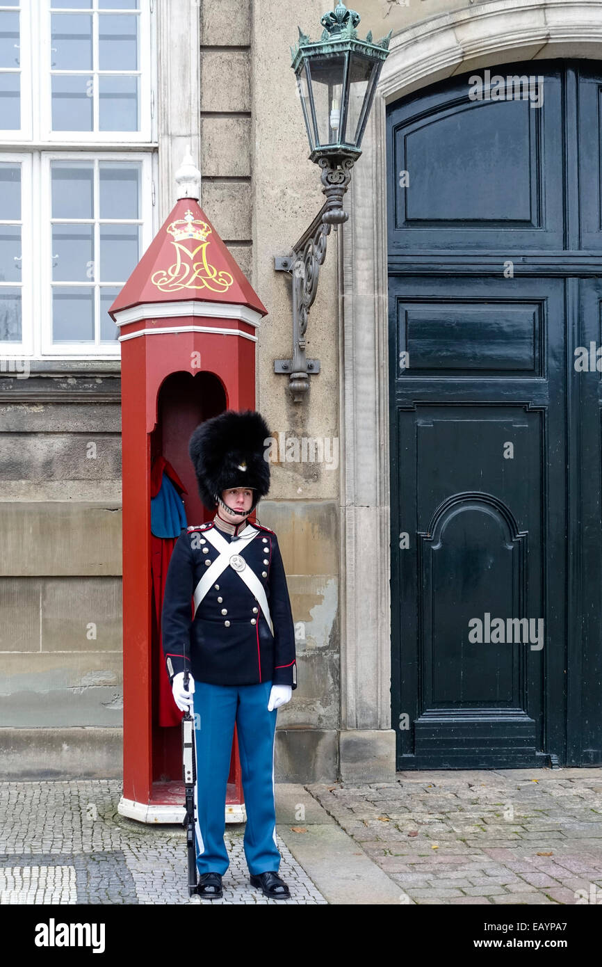 Royal Life Guard, Il Palazzo di Amalienborg, Copenaghen, Danimarca, Europa Foto Stock