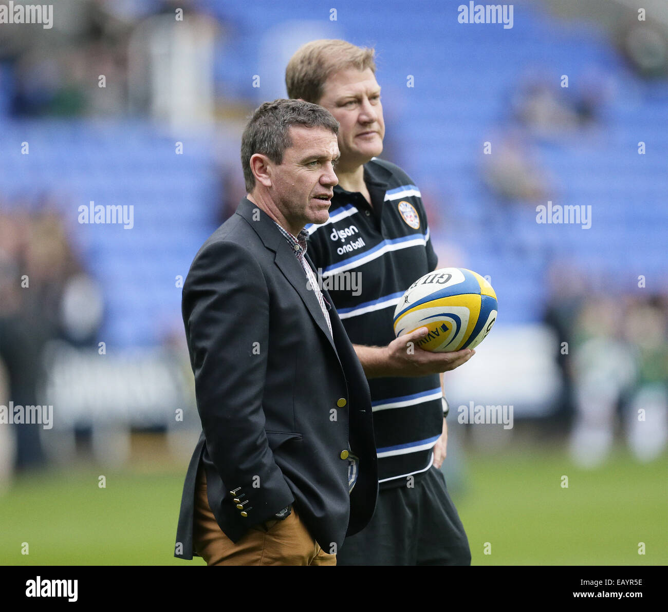 Reading, Regno Unito. 22 Novembre, 2014. Aviva Premiership. London Irish versus Bath Rugby. Mike Ford Bath Rugby Head Coach (l), con Neal Hartley in avanti il coach. Credito: Azione Sport Plus/Alamy Live News Foto Stock