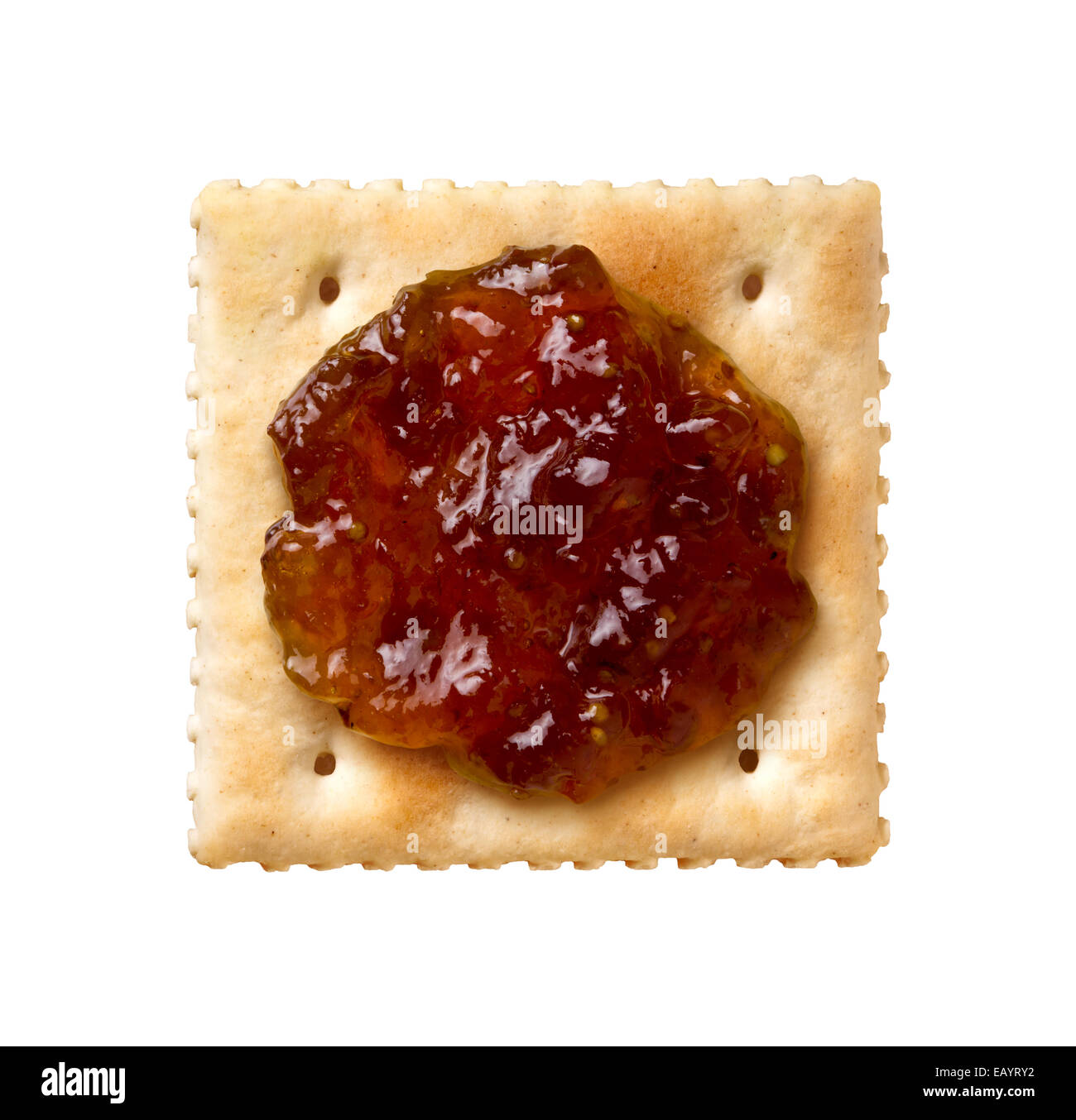 Fig conserva su un Saltine Cracker isolato su uno sfondo bianco. Foto Stock