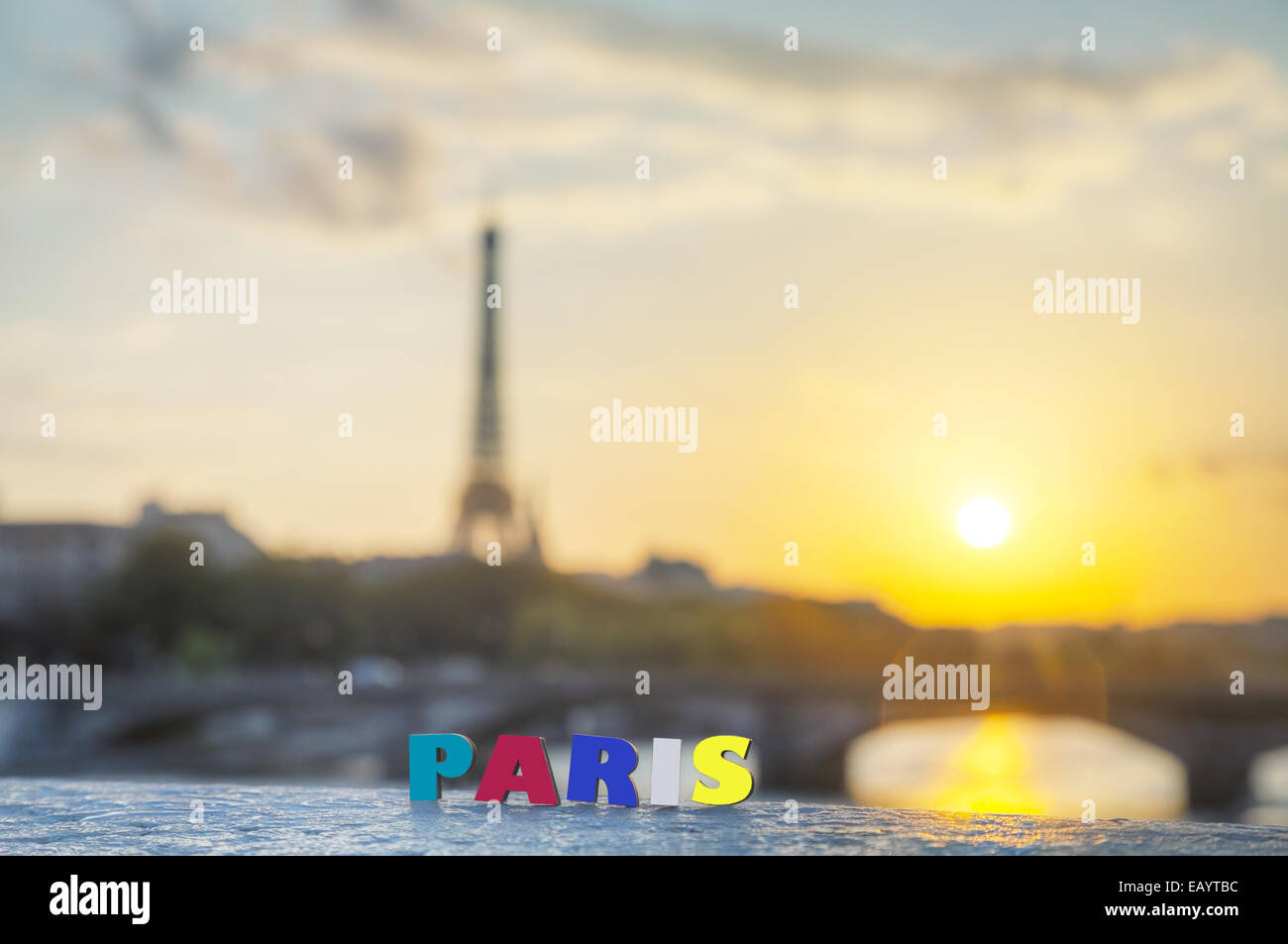 Paesaggio urbano di Parigi con la torre Eiffel al tramonto Foto Stock