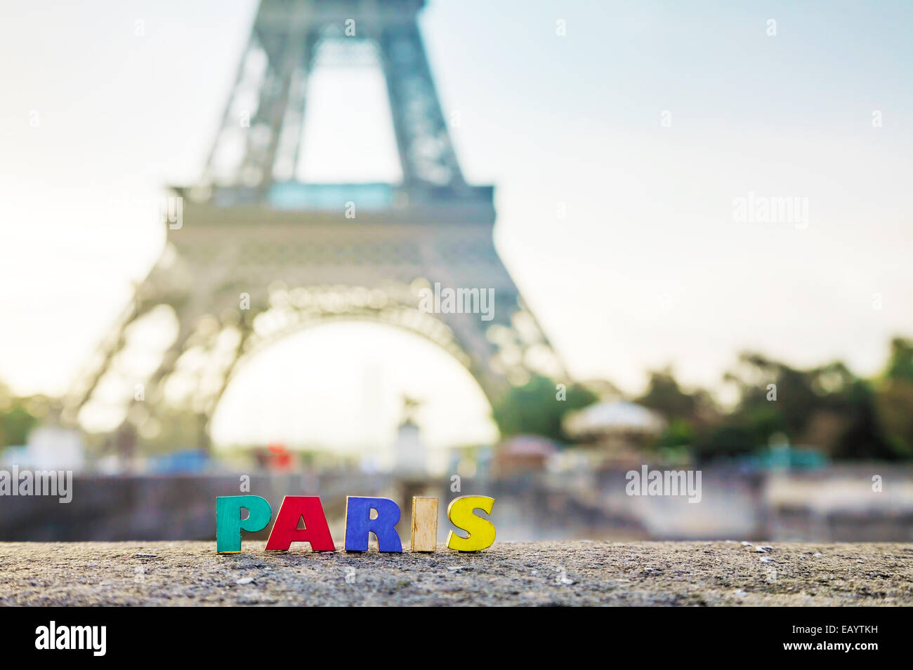 Paesaggio urbano di Parigi con la Torre Eiffel a sunrise Foto Stock