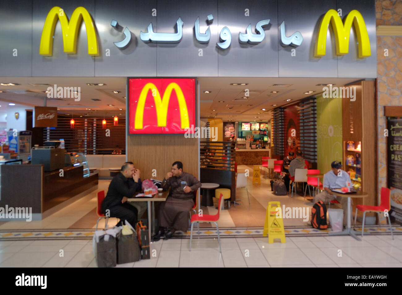 Passeggeri, avente un, snack, a,McDonalds, internazionale, fast food, uscita prima di bording i loro voli. Alla partenza, lounge. Bahrain,Medio Oriente, Foto Stock