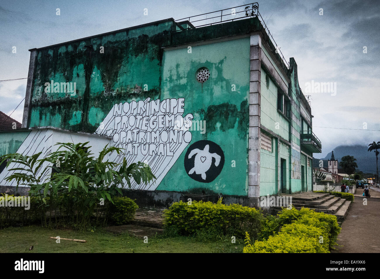 Graffiti in Santo Antonio dichiarare l'impegno di Príncipe island (Golfo di Guinea) per proteggere le loro risorse naturali Foto Stock