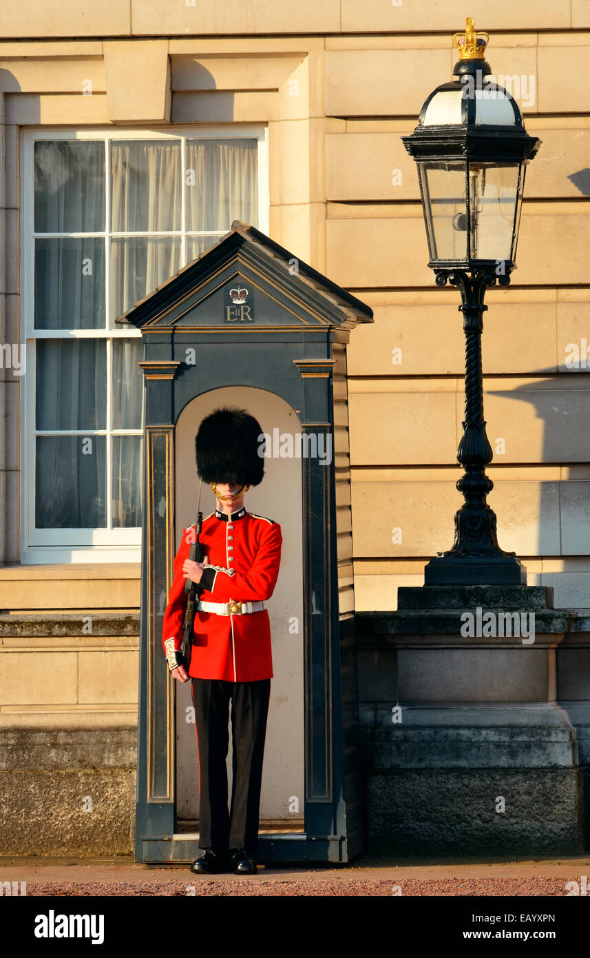 LONDON, Regno Unito - Sep 27: British guardia il 27 settembre 2013 a Londra, Regno Unito. La cerimonia è una delle attrazioni principali di Londra e del Regno Unito di tradizioni militari. Foto Stock