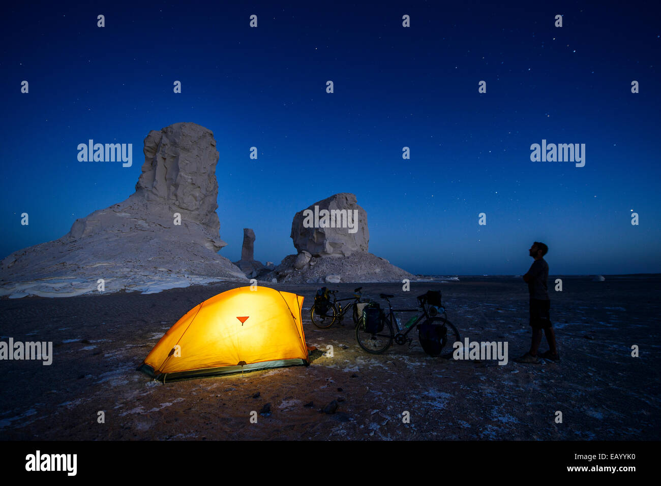 Campeggio nel Sahara Deserto Bianco, Egitto Foto Stock