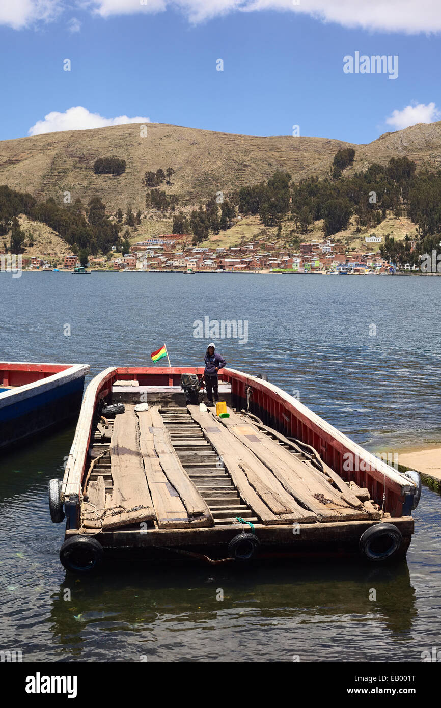 Vuoto traghetto in legno sul lago Titicaca attraverso lo stretto di Tiquina a San Pablo de Tiquina in Bolivia Foto Stock