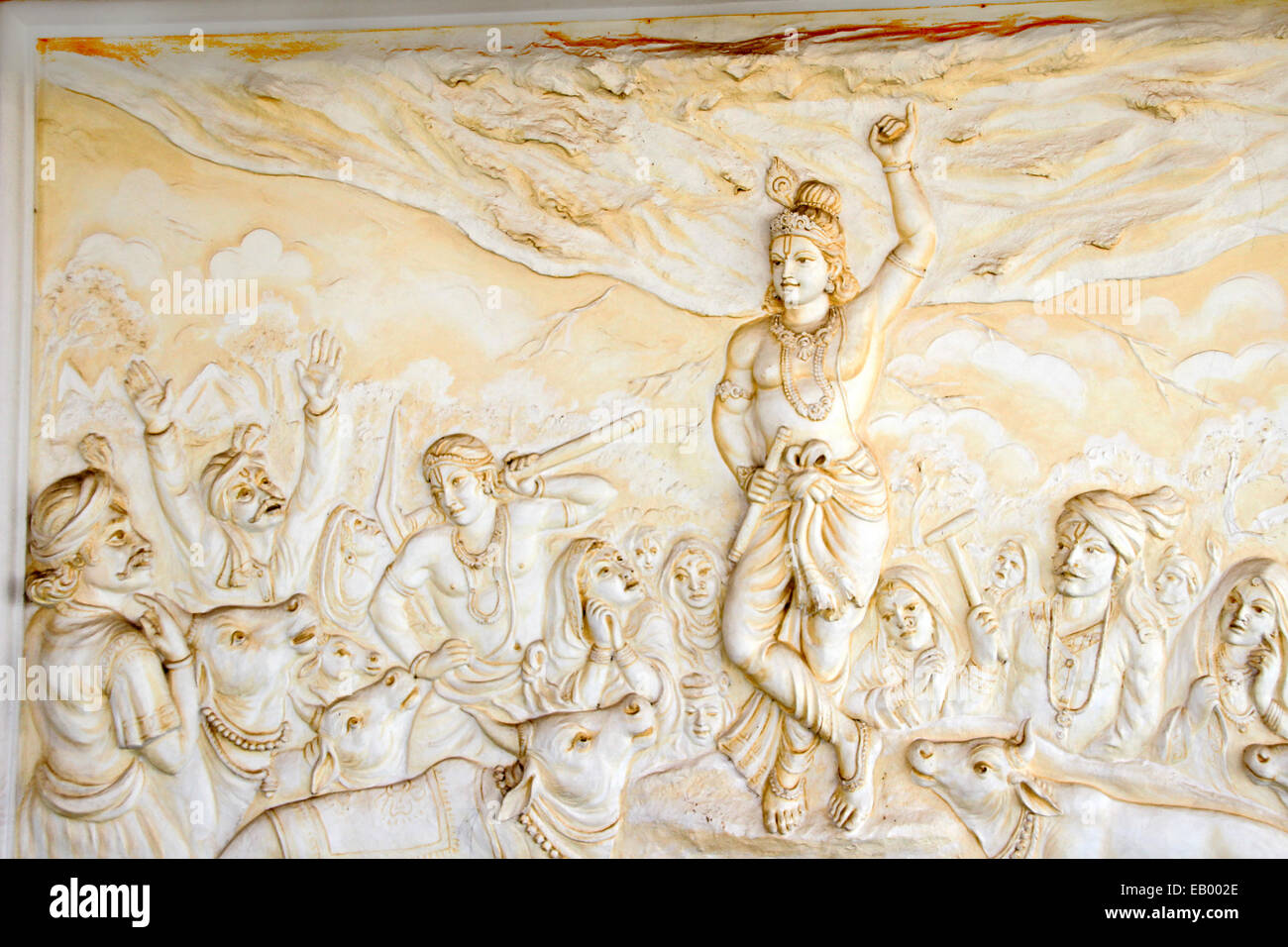 Bassorilievo scultura di Krishna sollevamento Govardhangirii di montagna a Shaktinagara Gopalakrishna tempio, Mangalore, Karnataka, Foto Stock