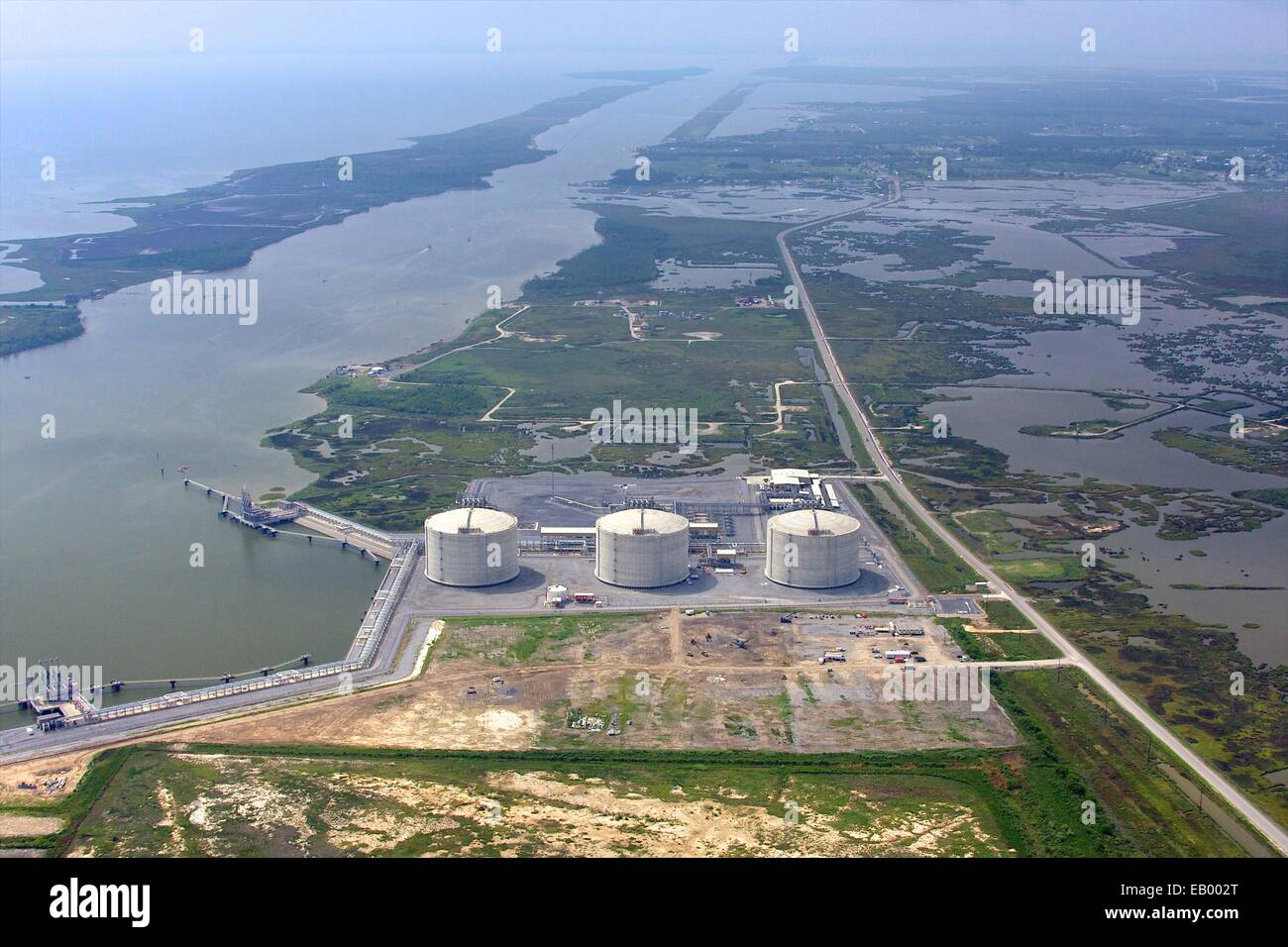 Stoccaggio di GNL e Calcasieu canale di spedizione, Hackberry, Louisiana, vista sud verso la città di Cameron e Golfo del Messico Foto Stock
