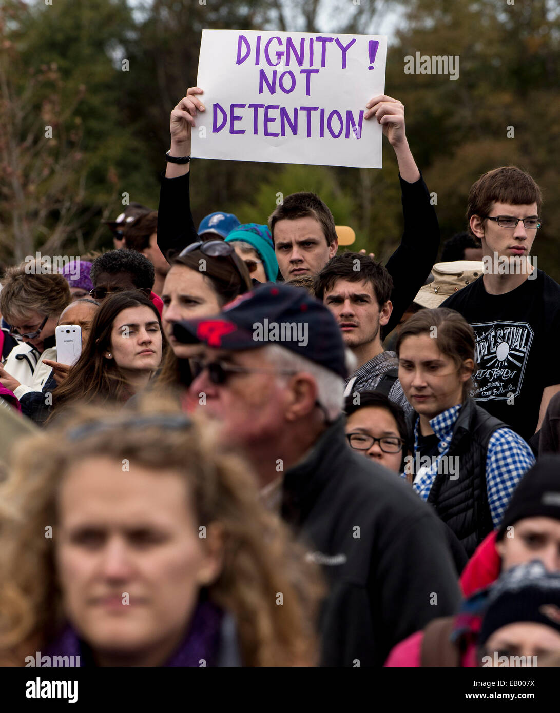 Lumpkin, Georgia, Stati Uniti d'America. 22 Novembre, 2014. Persone rally e tenere una veglia al di fuori della Stewart un centro di detenzione, il più grande di immigrazione e dogana esecuzione (ghiaccio) stabilimento nel paese. Azionata dall'per-correzioni di profitto Corporation of America, 1752-letto, protezione media case di prigione uomini in attesa di giudizio su questioni immgration. Credito: Brian Cahn/ZUMA filo/Alamy Live News Foto Stock