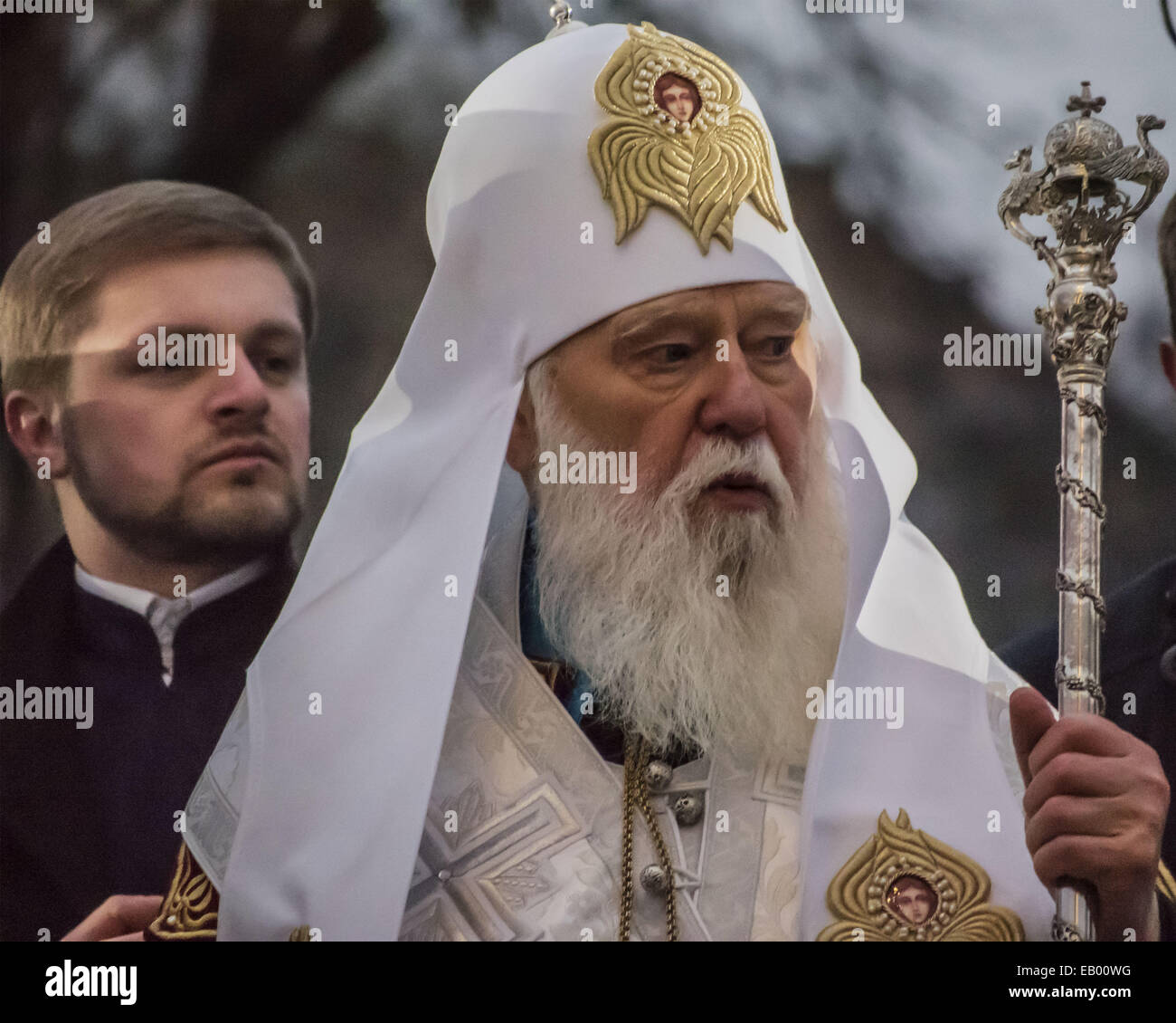 Nov. 22, 2014 - Patriarca Filaret -- Presidente dell'Ucraina con sua moglie, Kiev cittadini e representetives di tutte le religioni confessioni venite al memoriale delle vittime del Holodomor e candele accese per onorare la memoria di tutte le vittime. Oggi, 22 novembre 2014 Petro Poroshenko Holodomor confrontato con la guerra non dichiarata in Ucraina nel 2014. © Igor Golovniov/ZUMA filo/Alamy Live News Foto Stock