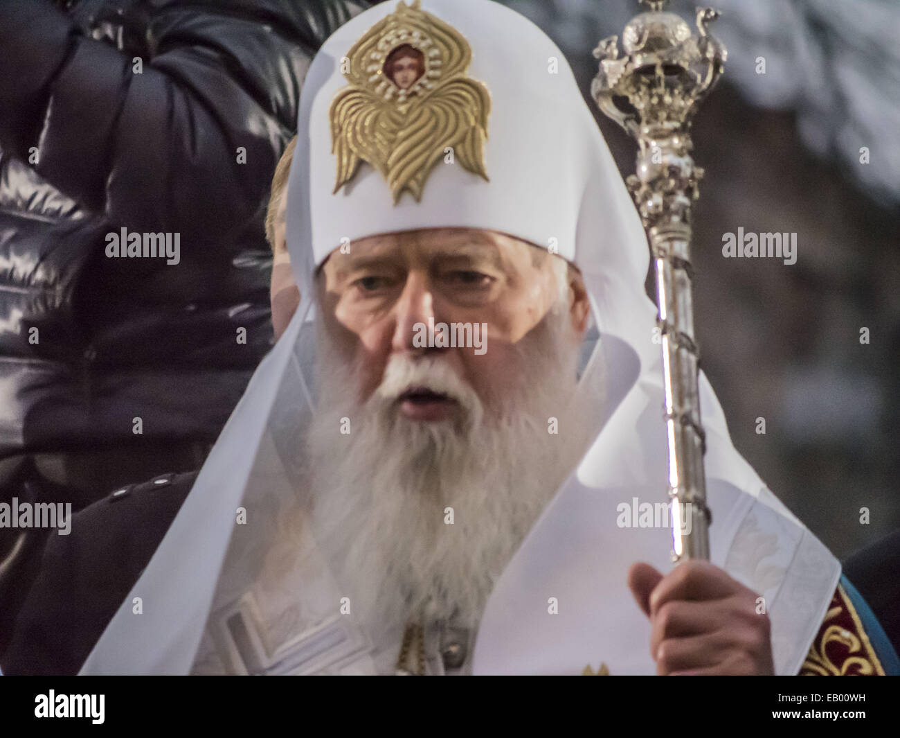 Nov. 22, 2014 - Patriarca Filaret -- Presidente dell'Ucraina con sua moglie, Kiev cittadini e representetives di tutte le religioni confessioni venite al memoriale delle vittime del Holodomor e candele accese per onorare la memoria di tutte le vittime. Oggi, 22 novembre 2014 Petro Poroshenko Holodomor confrontato con la guerra non dichiarata in Ucraina nel 2014. © Igor Golovniov/ZUMA filo/Alamy Live News Foto Stock
