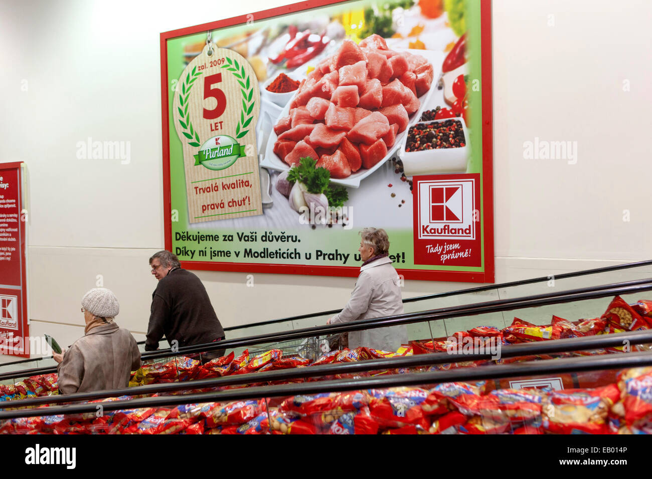 People shopping nel supermercato, Praga, Repubblica Ceca Europa Foto Stock