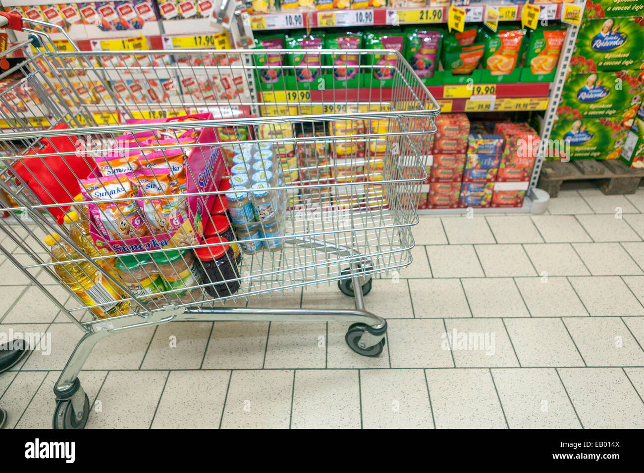 Carrello per supermercati, carrello supermercato di Praga , Repubblica Ceca Europa Foto Stock