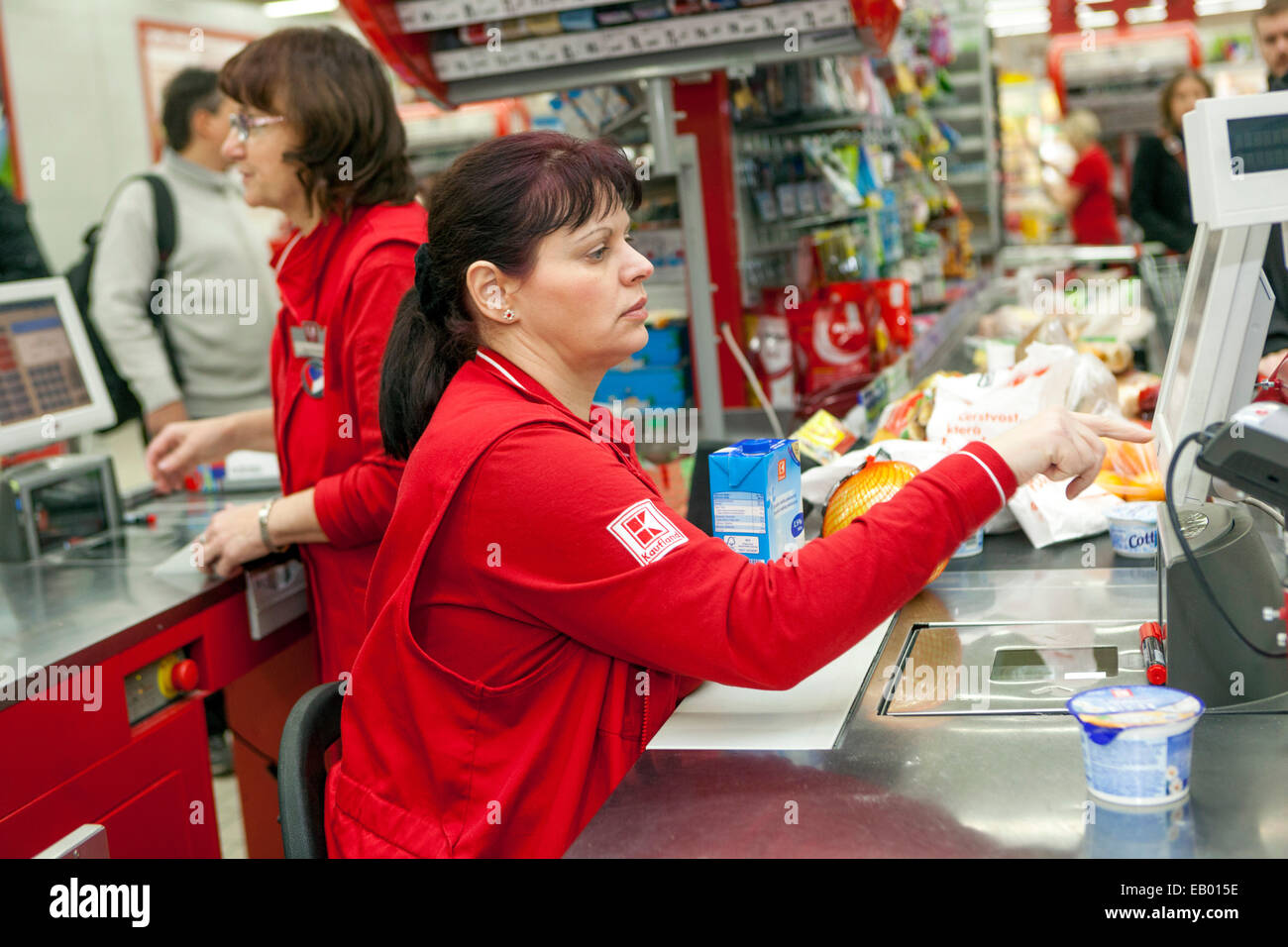 Dipendente del supermercato, una donna che lavora, sportello cassa, checkout del supermercato Foto Stock