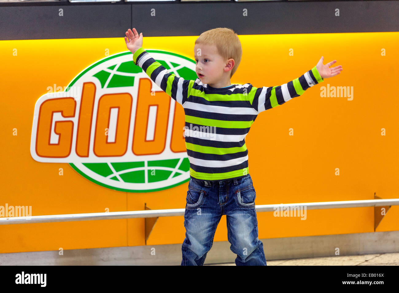 Bambino di fronte al logo della Globus supermercato, Praga, Repubblica Ceca Europa Foto Stock