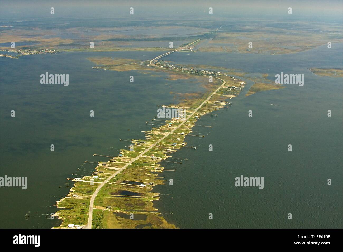 Orleans orientale parrocchia ponte di terra, il lago Pontchartrain (L), il Lago di Santa Caterina (R) lungo la US Route 90 Foto Stock
