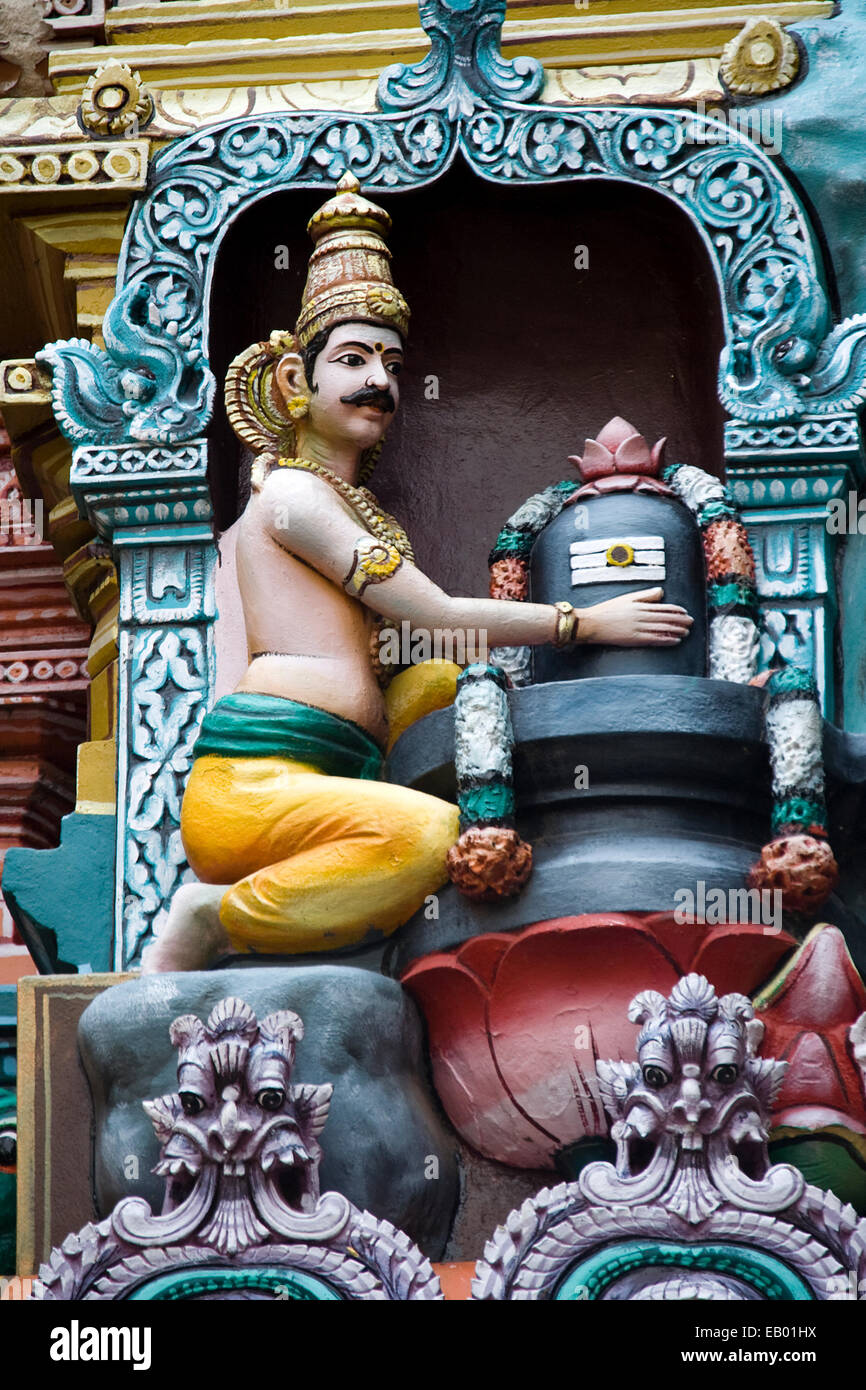 Statua di Markandeya , ardente devoto del Signore Shiva, abbracciando lui dopo adorare al Tempio di Madurai, Madurai, Tamil Nadu in Foto Stock