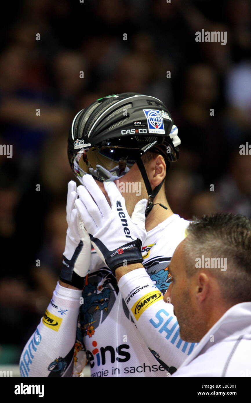 Manchester, Regno Unito. 22 Novembre, 2014. Ciclismo nazionale Centre, Manchester, UK. Il 22 novembre 2014. Serie di rivoluzione ciclismo su pista Round 2. - Massimiliano prelievo al inizio del Mens UCI sprint semifinali Credito: Concedere Burton/Alamy Live News Foto Stock