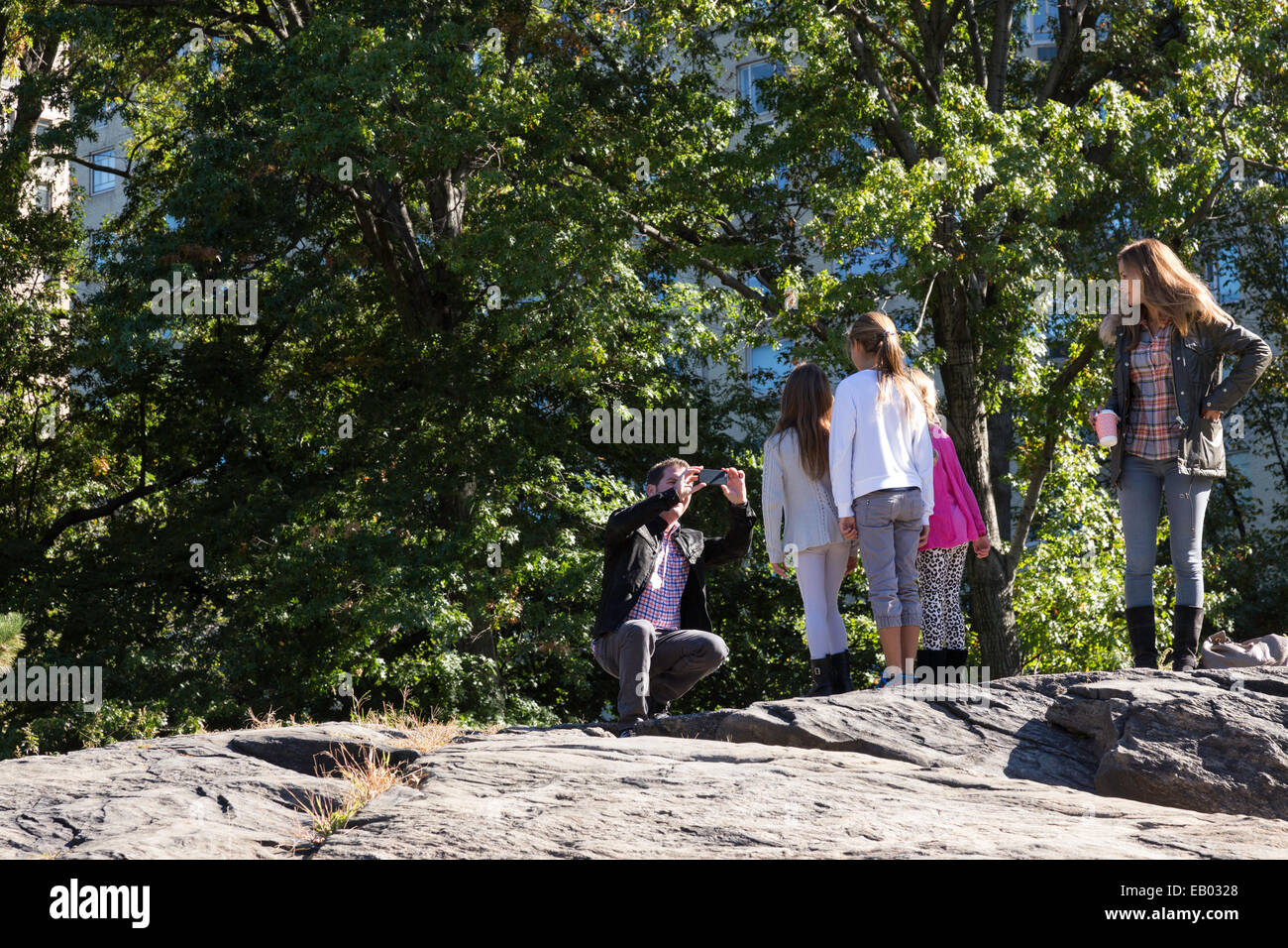 Famiglia turistica a scattare foto in Central Park, NYC Foto Stock