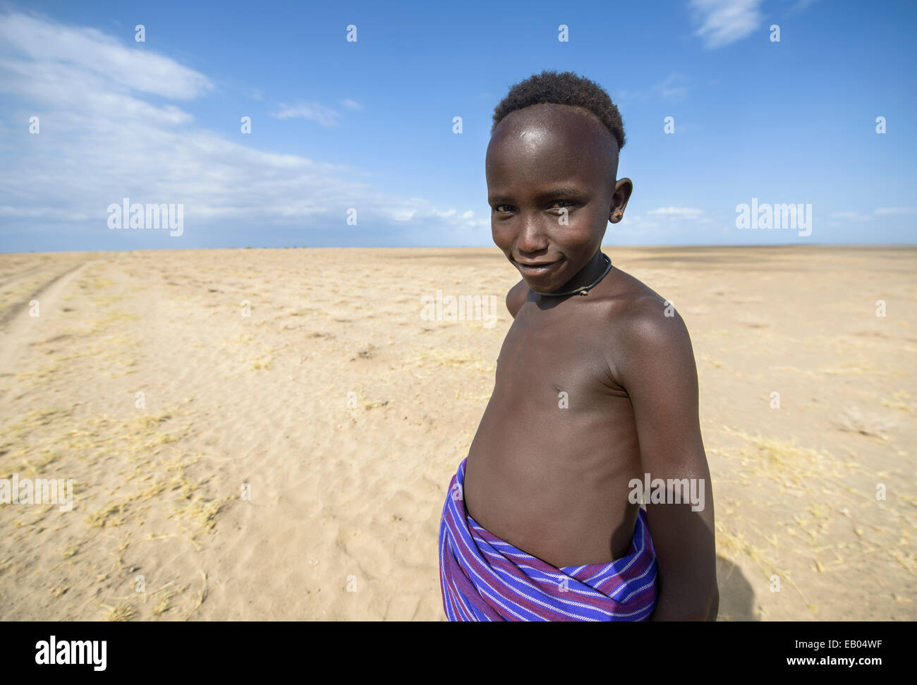 Dassanach kid nel deserto a ovest del fiume Omo, Etiopia Foto Stock