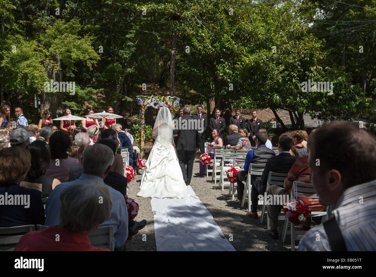 Cerimonia di matrimonio in un giardino, Ross, CALIFORNIA, STATI UNITI D'AMERICA Foto Stock