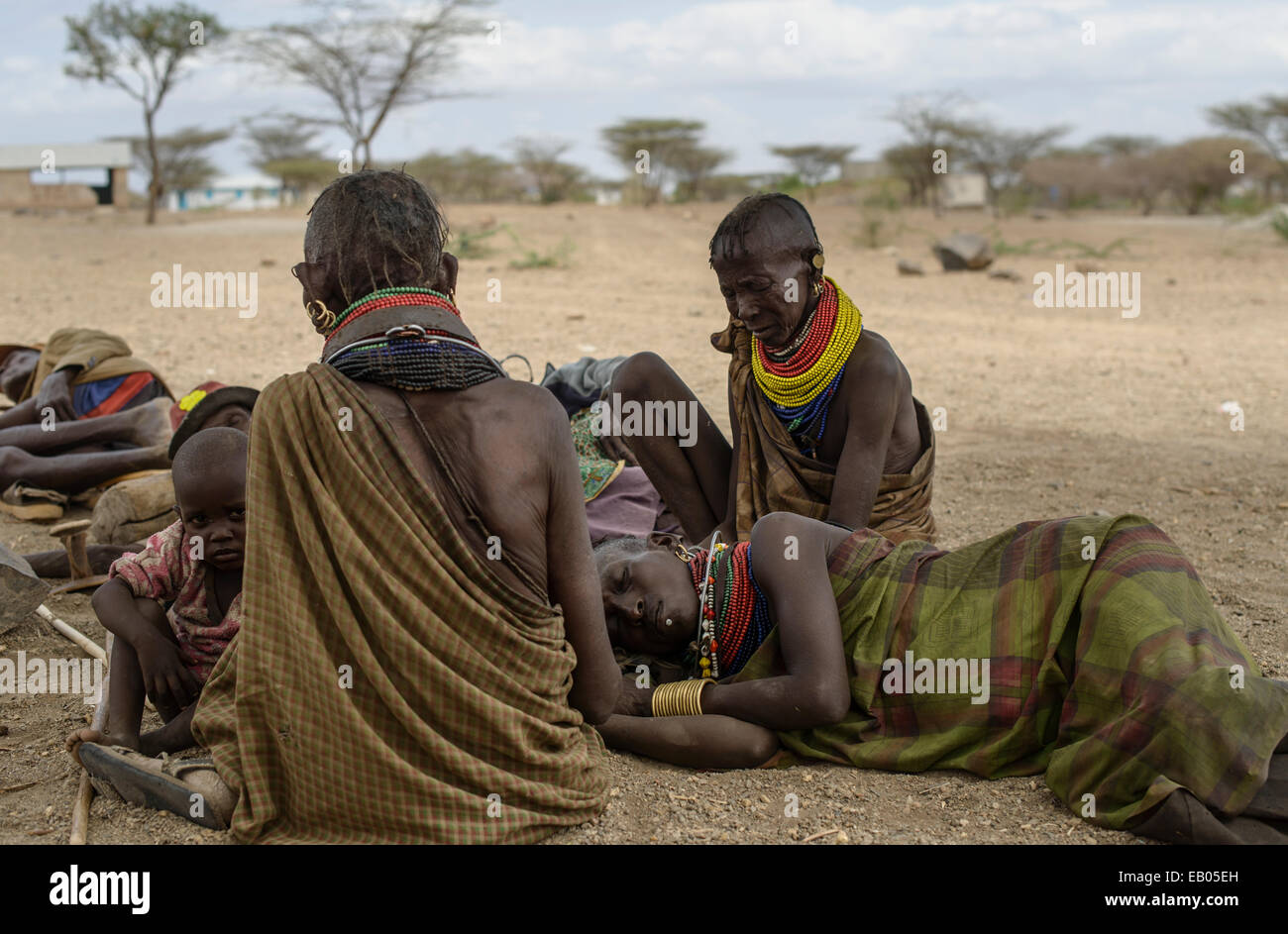 Turkana donne disponendo i loro capelli, Kenya Foto Stock