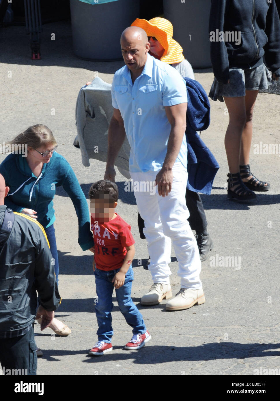 Attore Vin Diesel ha ottenuto una speciale visita da lungo tempo ragazza Paloma Jimenez con i suoi due bambini Hania e Vincent sul set di "Fast and Furious 7' le riprese in