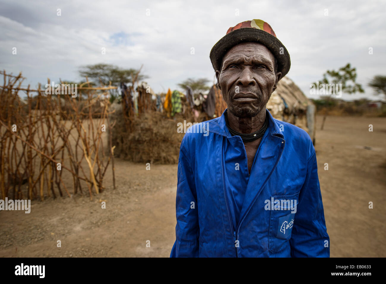Un villaggio Turkana chief indossare tuta di caldaia, Kenya Foto Stock