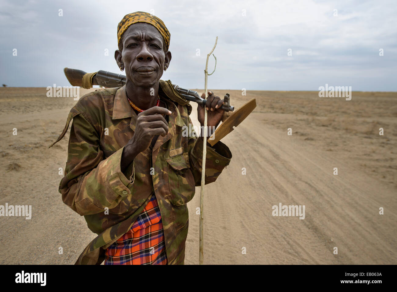 Turkana warrior nel deserto, Kenya Foto Stock