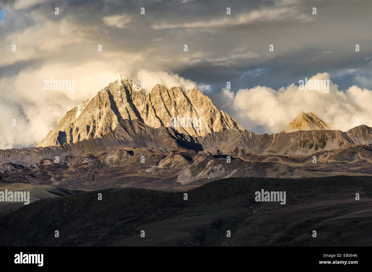 Montare Zhara Lhatse al tramonto, nella provincia di Sichuan, in Cina Foto Stock